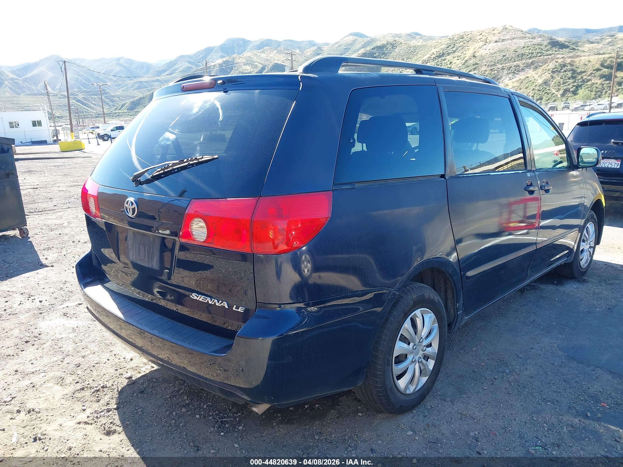 TOYOTA SIENNA image 4