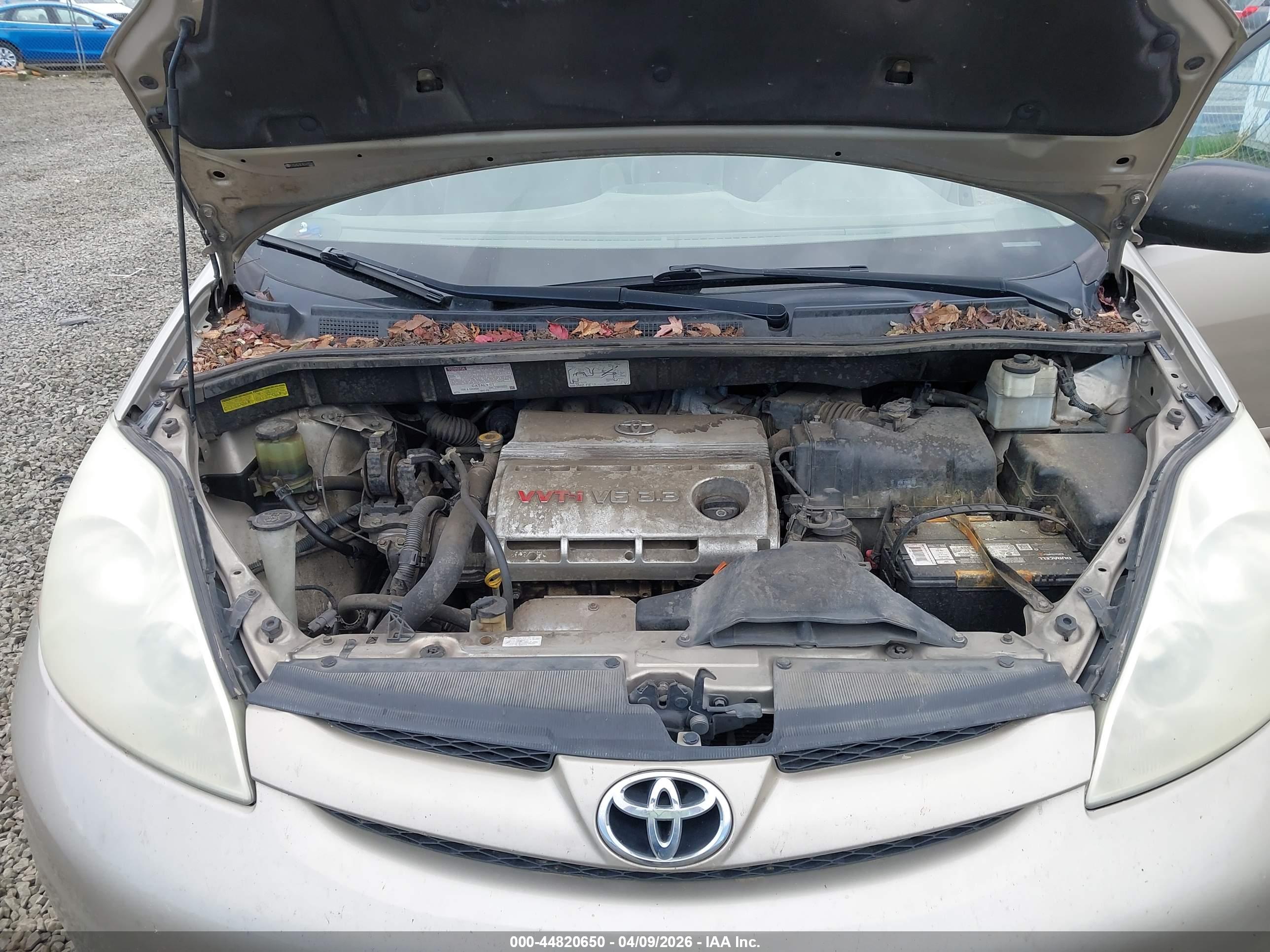 TOYOTA SIENNA image 10