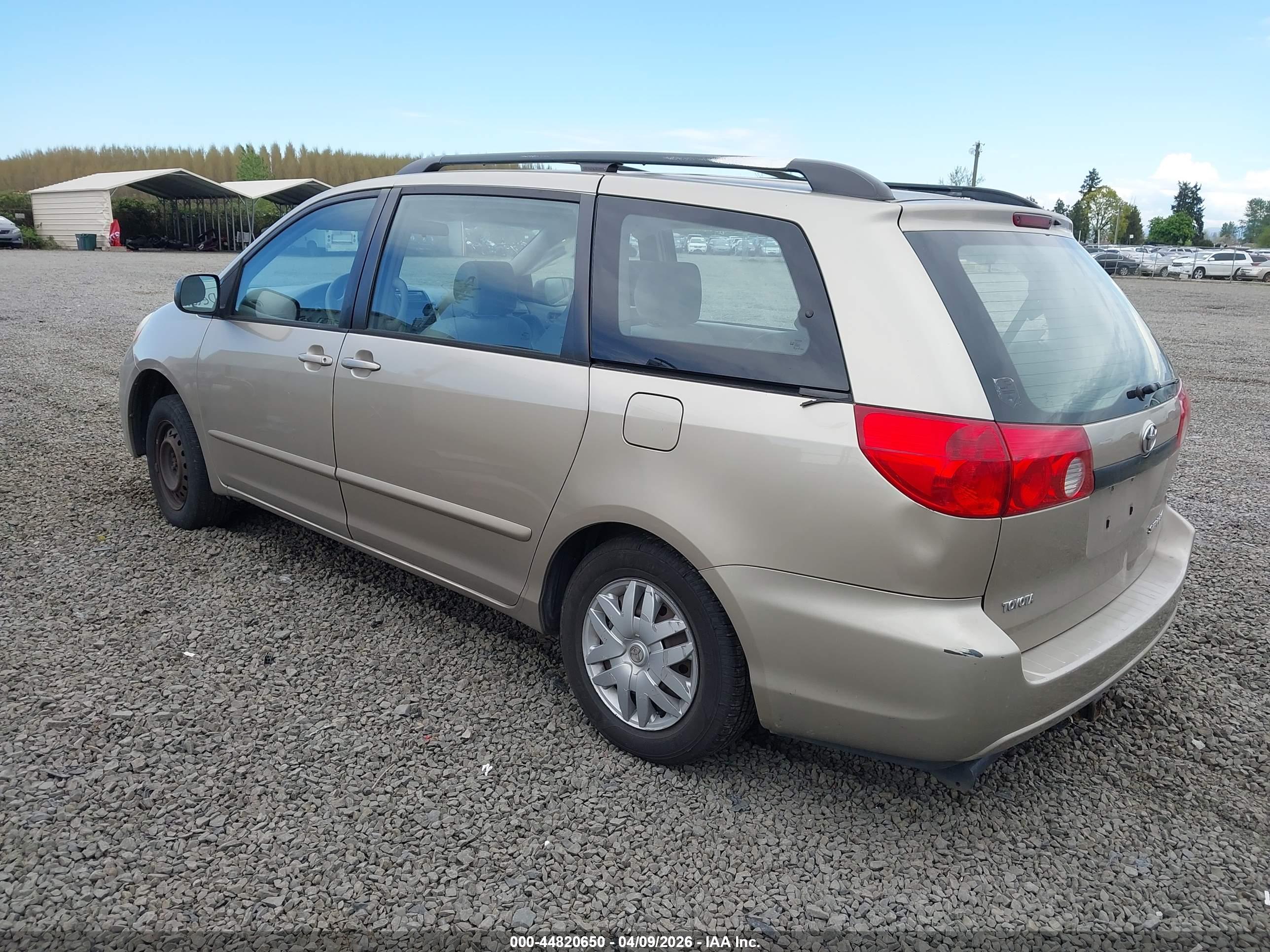 TOYOTA SIENNA image 3
