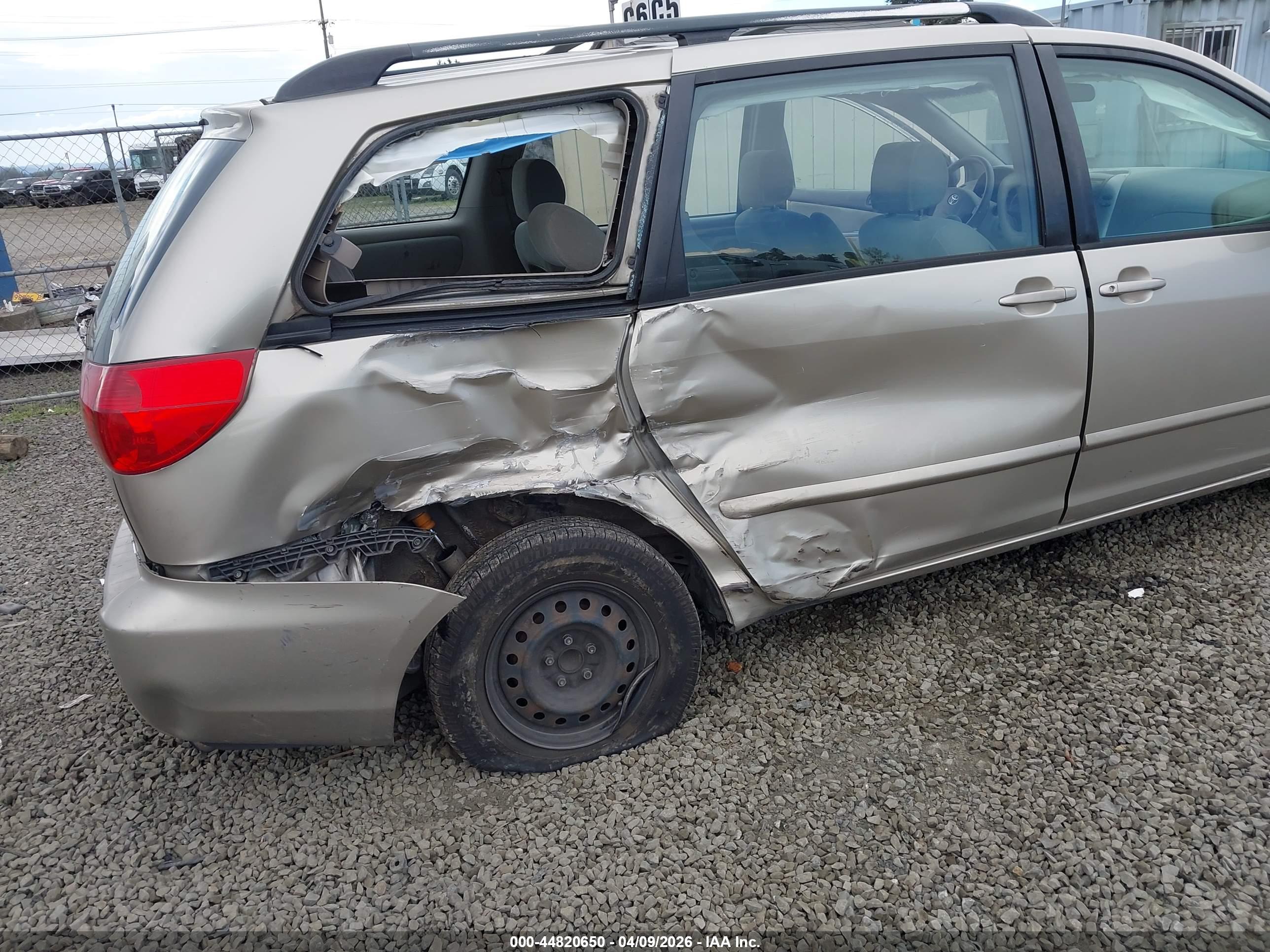TOYOTA SIENNA image 6