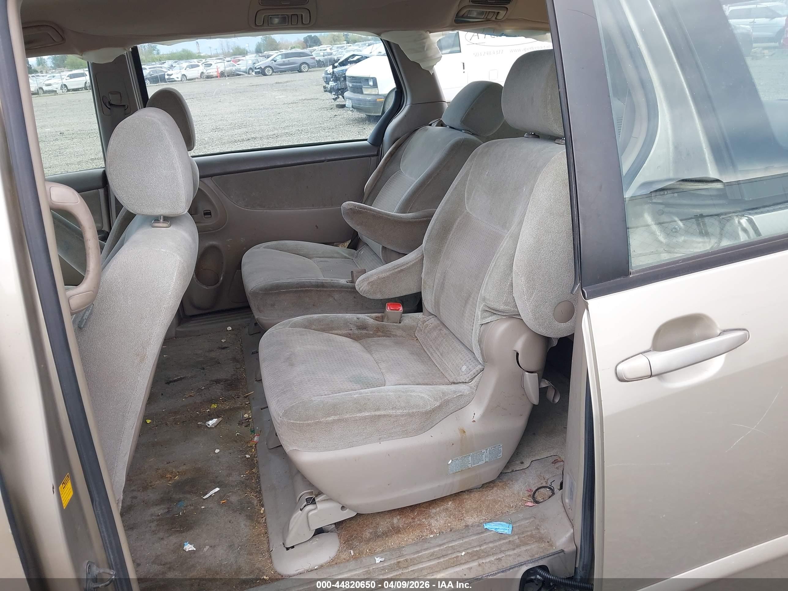 TOYOTA SIENNA image 8