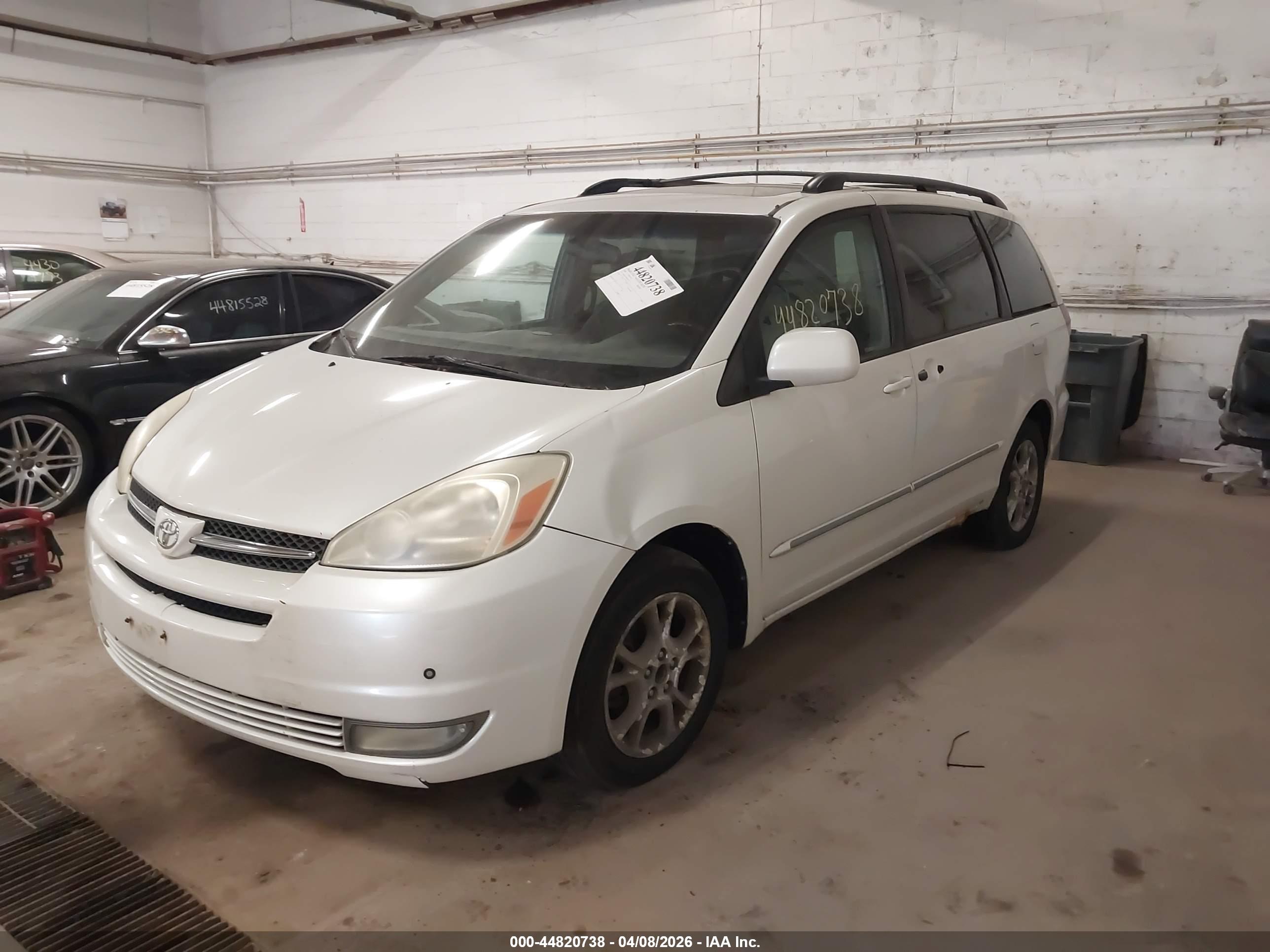 TOYOTA SIENNA image 2