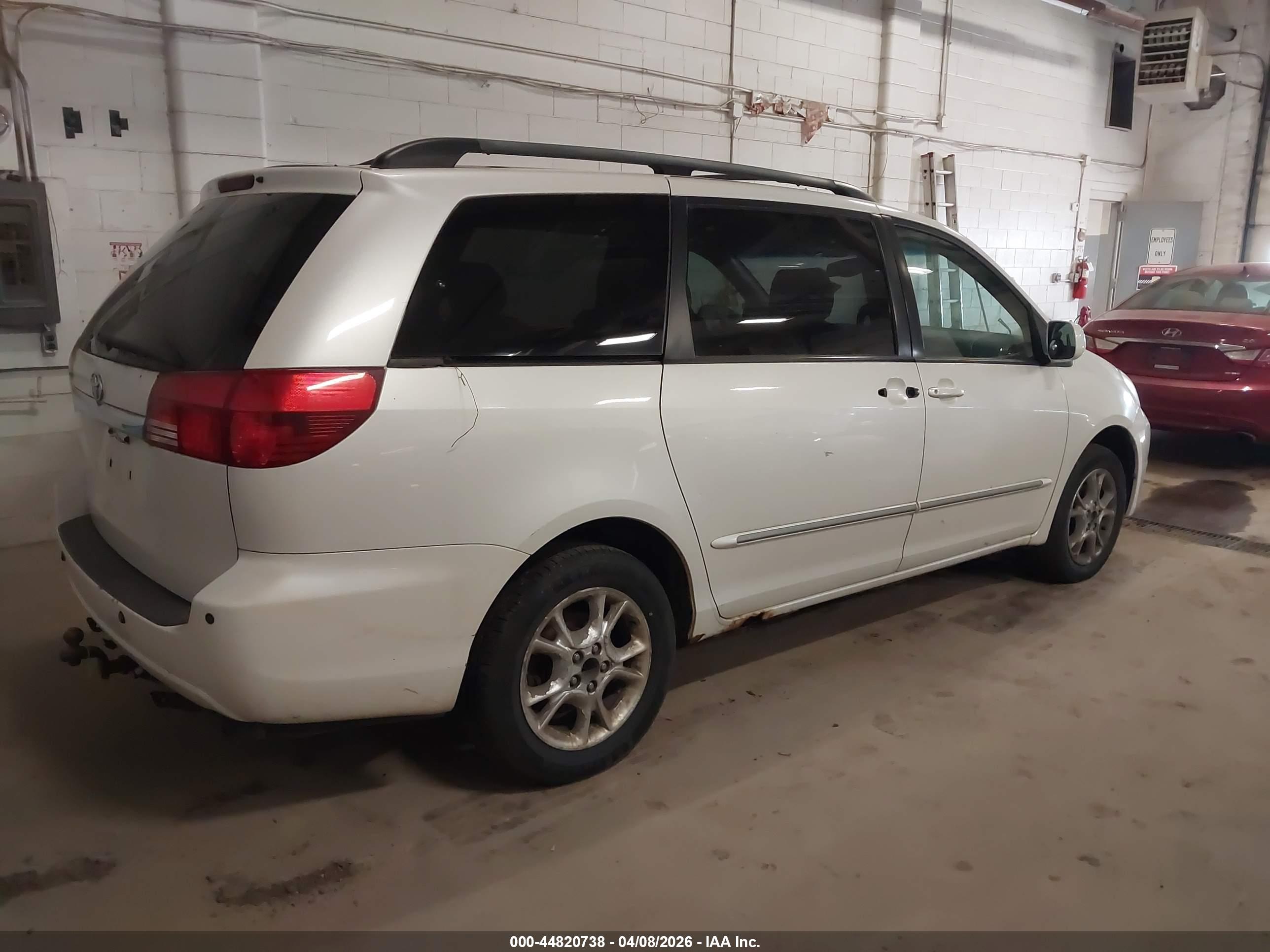 TOYOTA SIENNA image 4