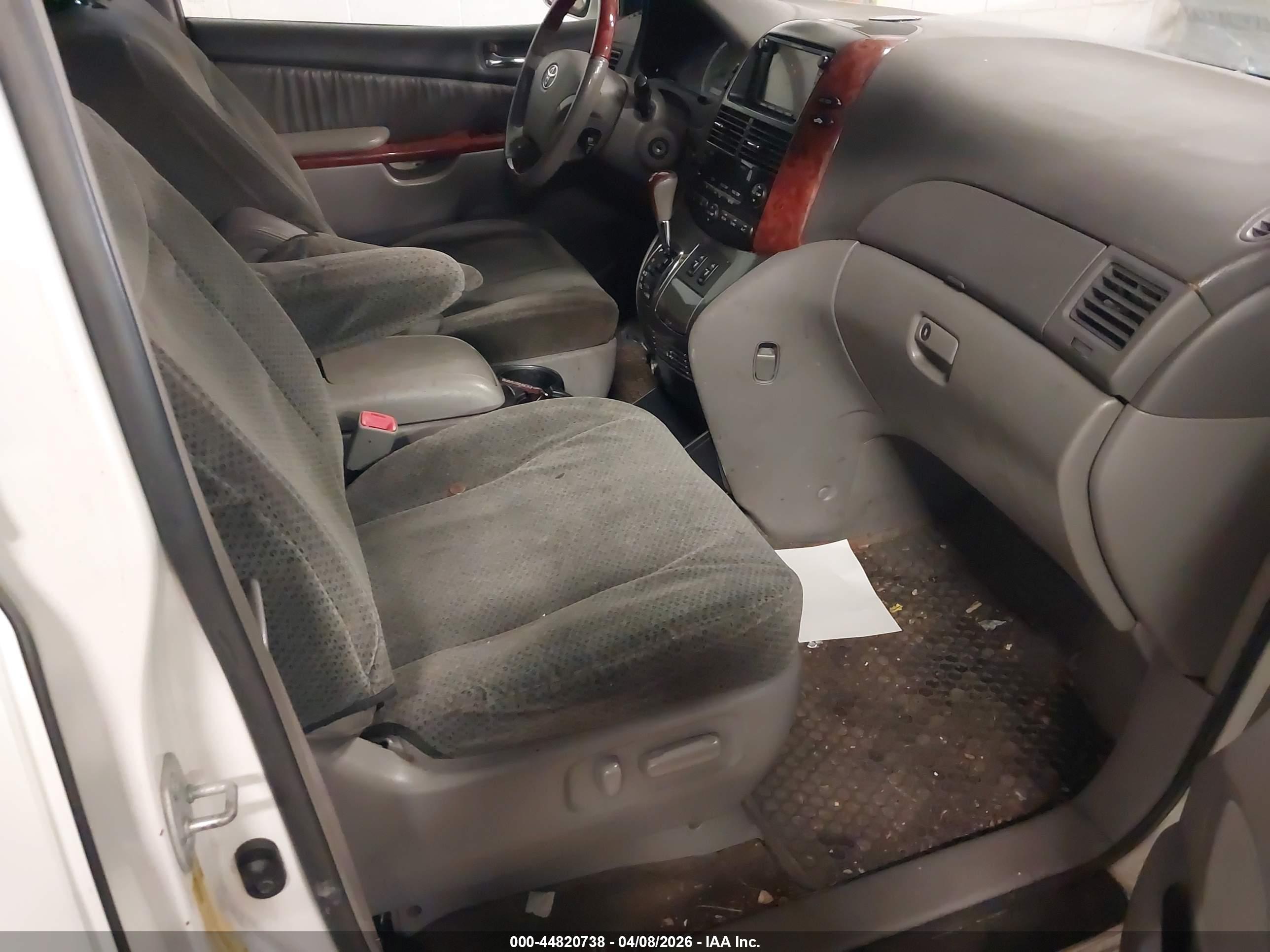 TOYOTA SIENNA image 5