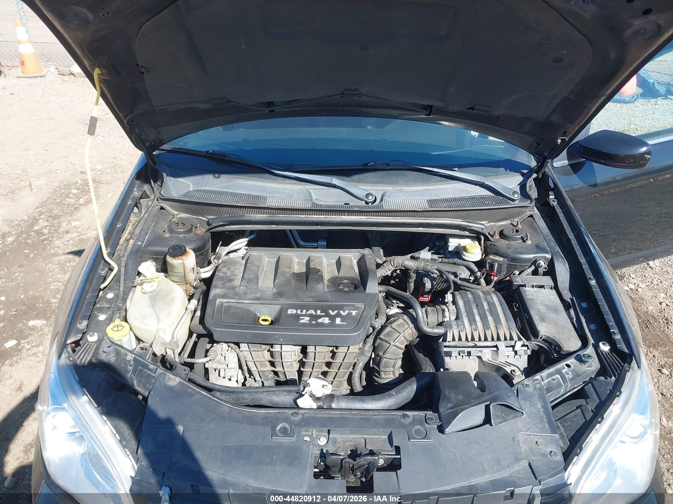 CHRYSLER 200 image 10