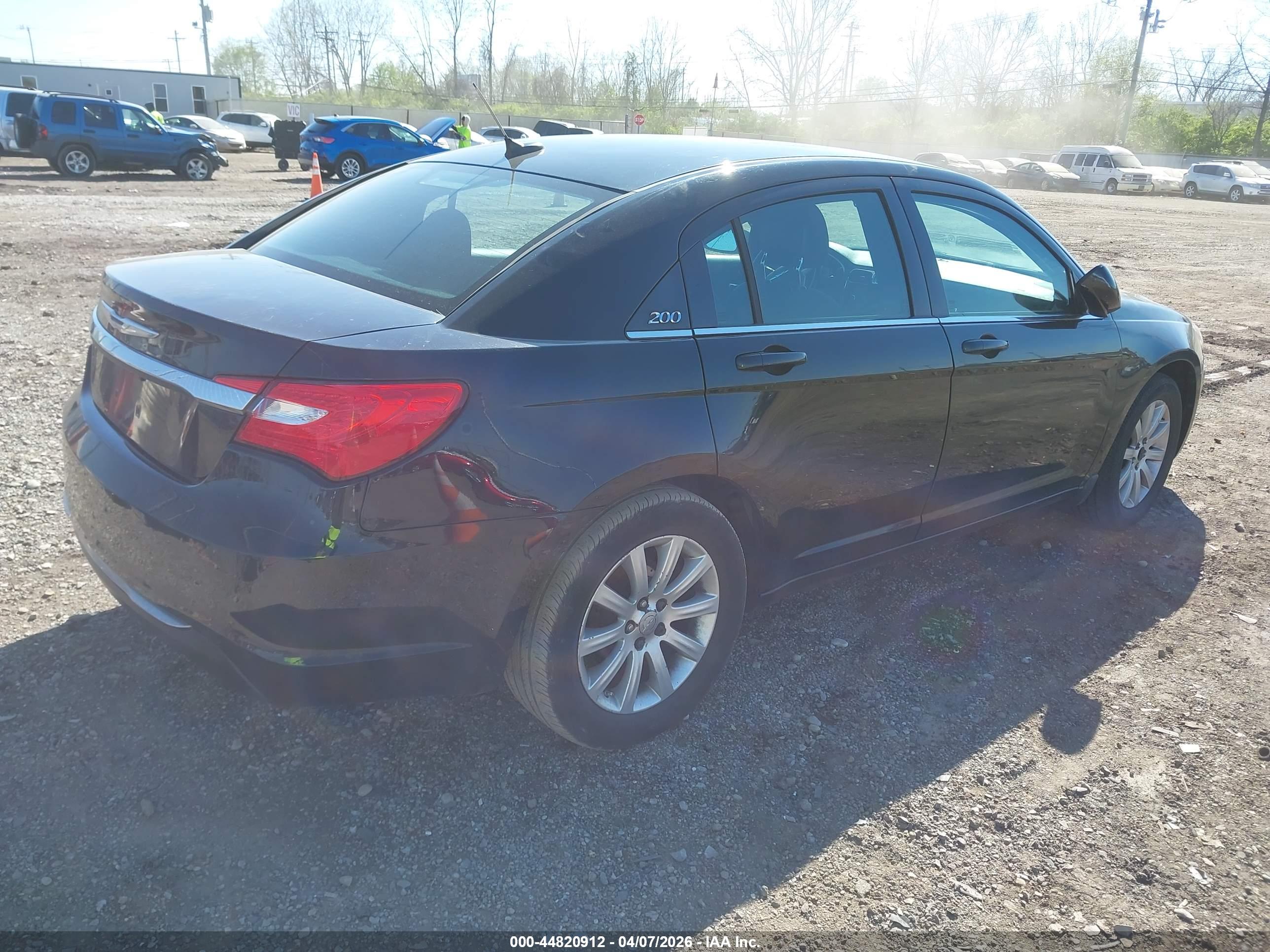 CHRYSLER 200 image 4