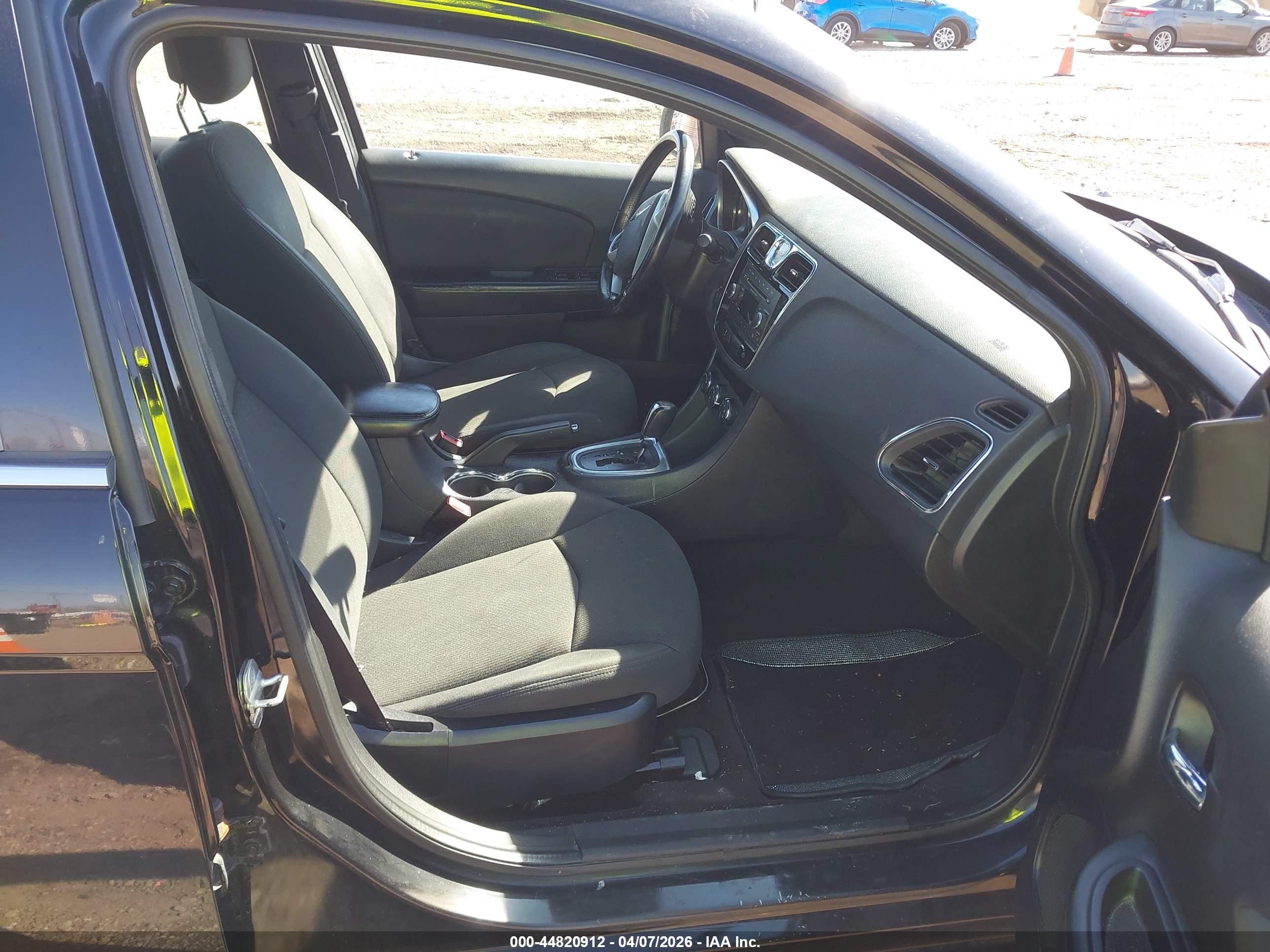 CHRYSLER 200 image 5