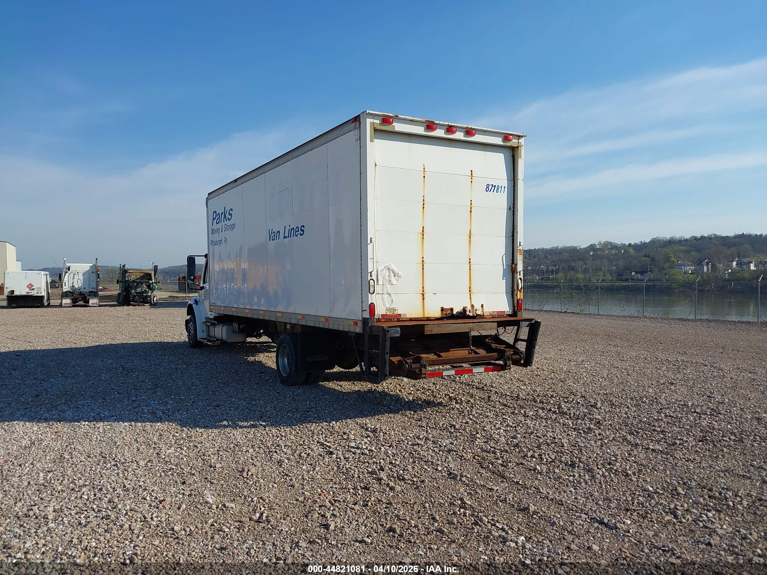 FREIGHTLINER M2 image 3