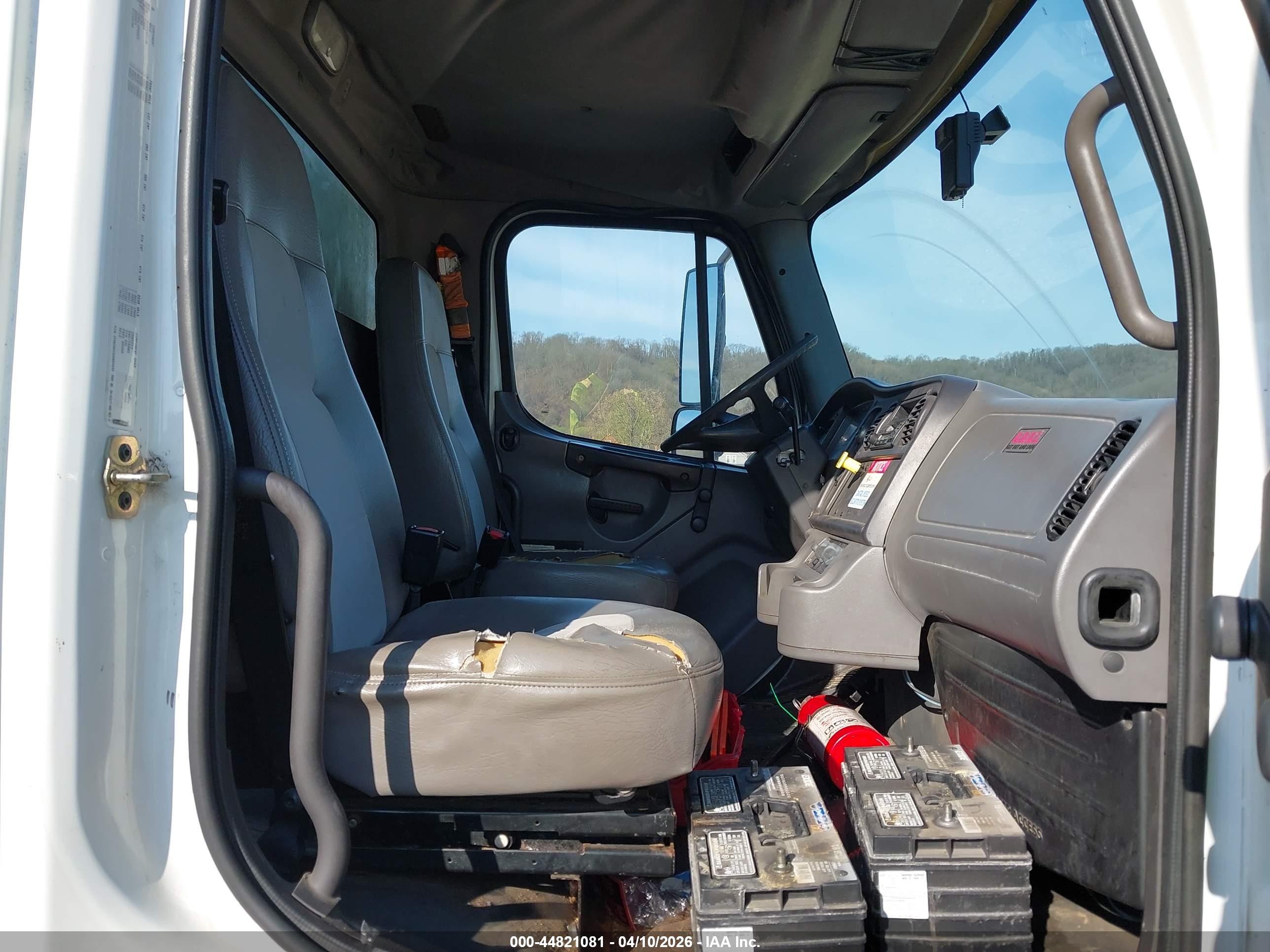 FREIGHTLINER M2 image 8