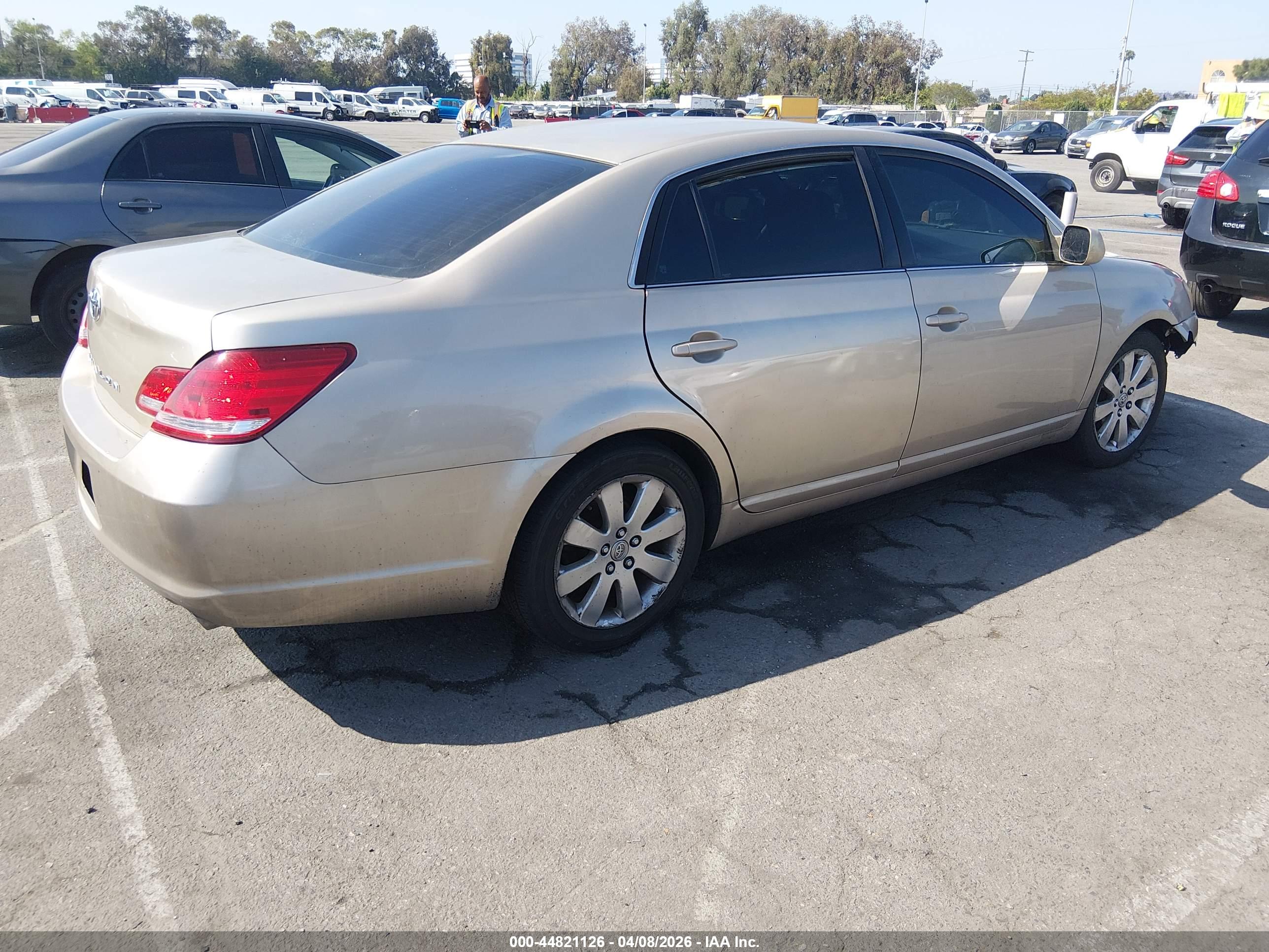 TOYOTA AVALON image 4