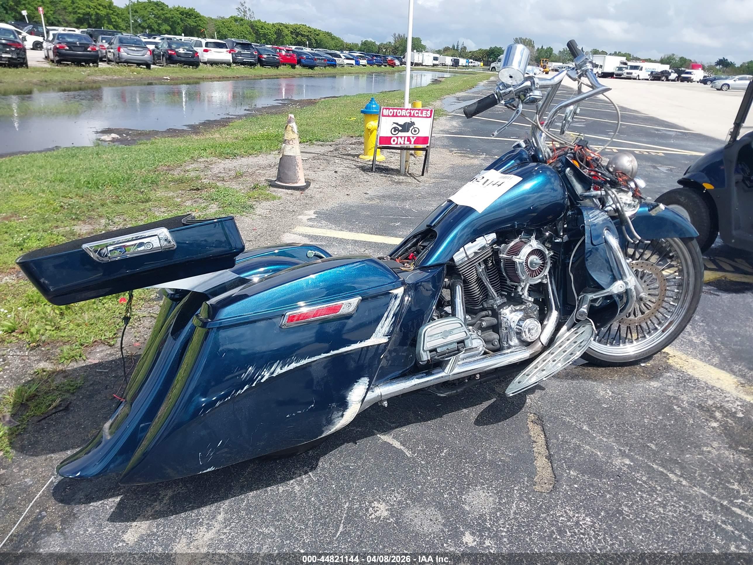 HARLEY-DAVIDSON FLHTCI image 4