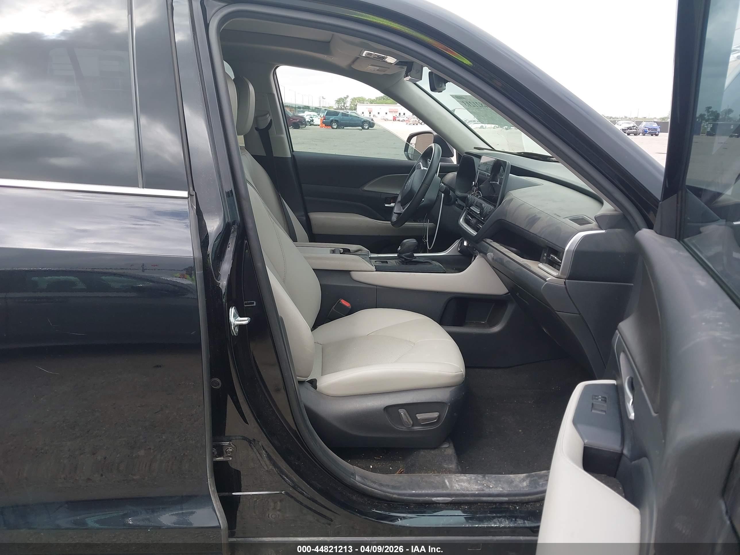 TOYOTA GRAND image 5