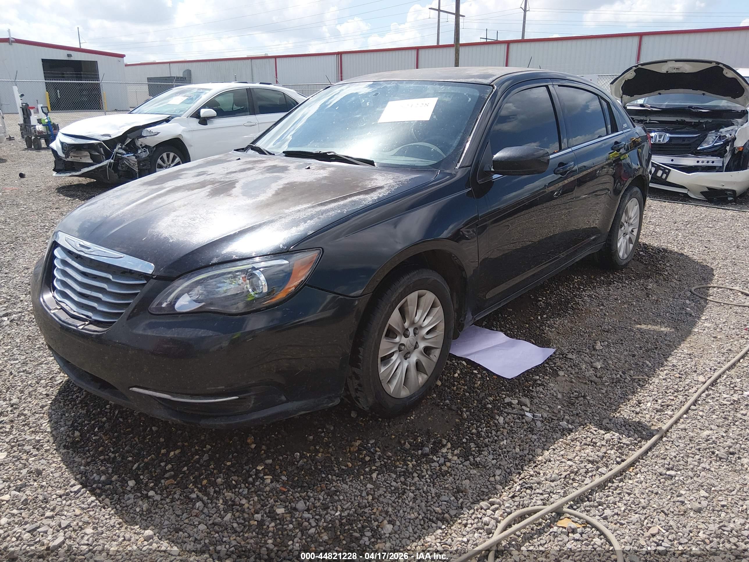 CHRYSLER 200 image 2