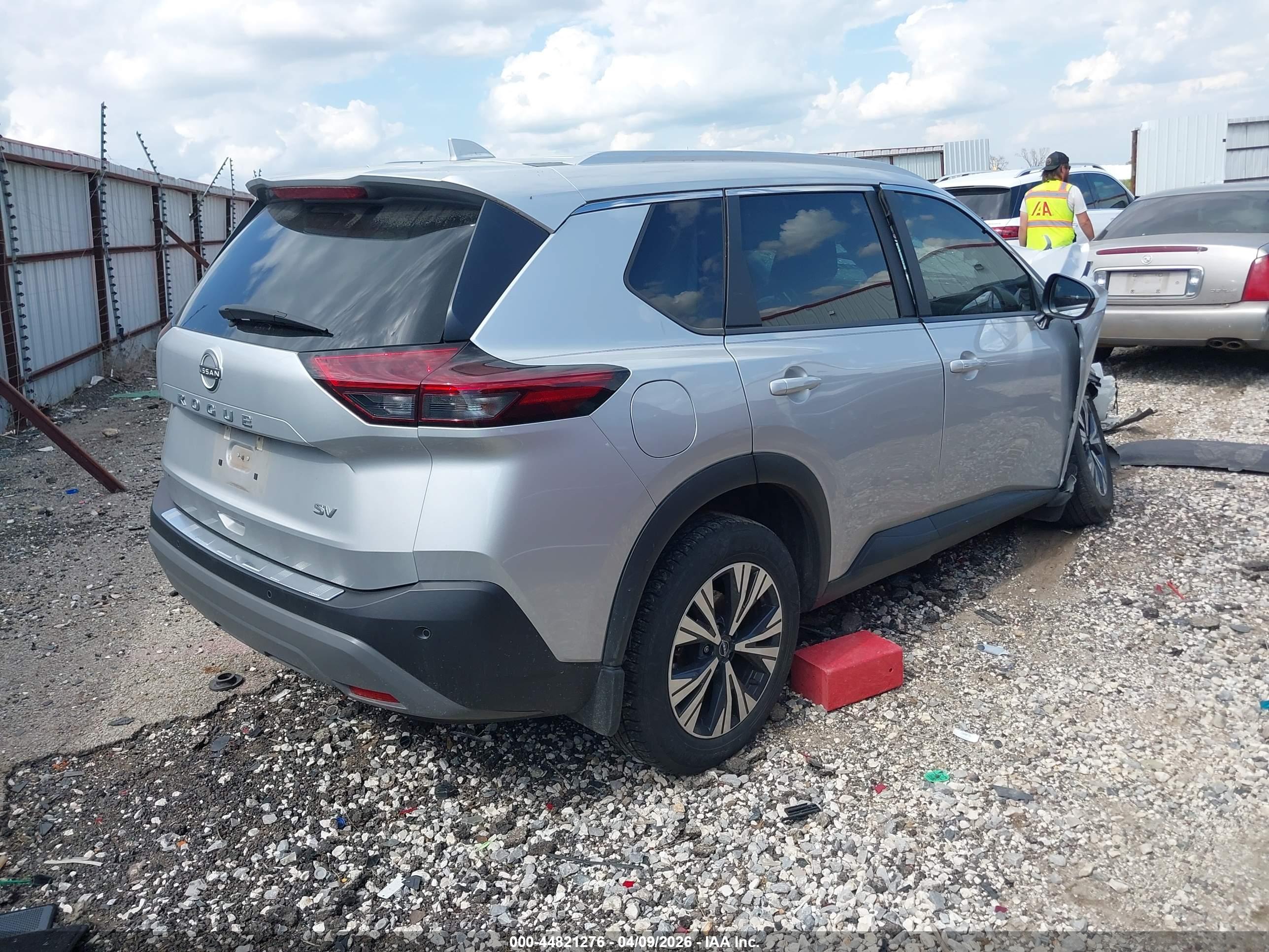 NISSAN ROGUE image 4