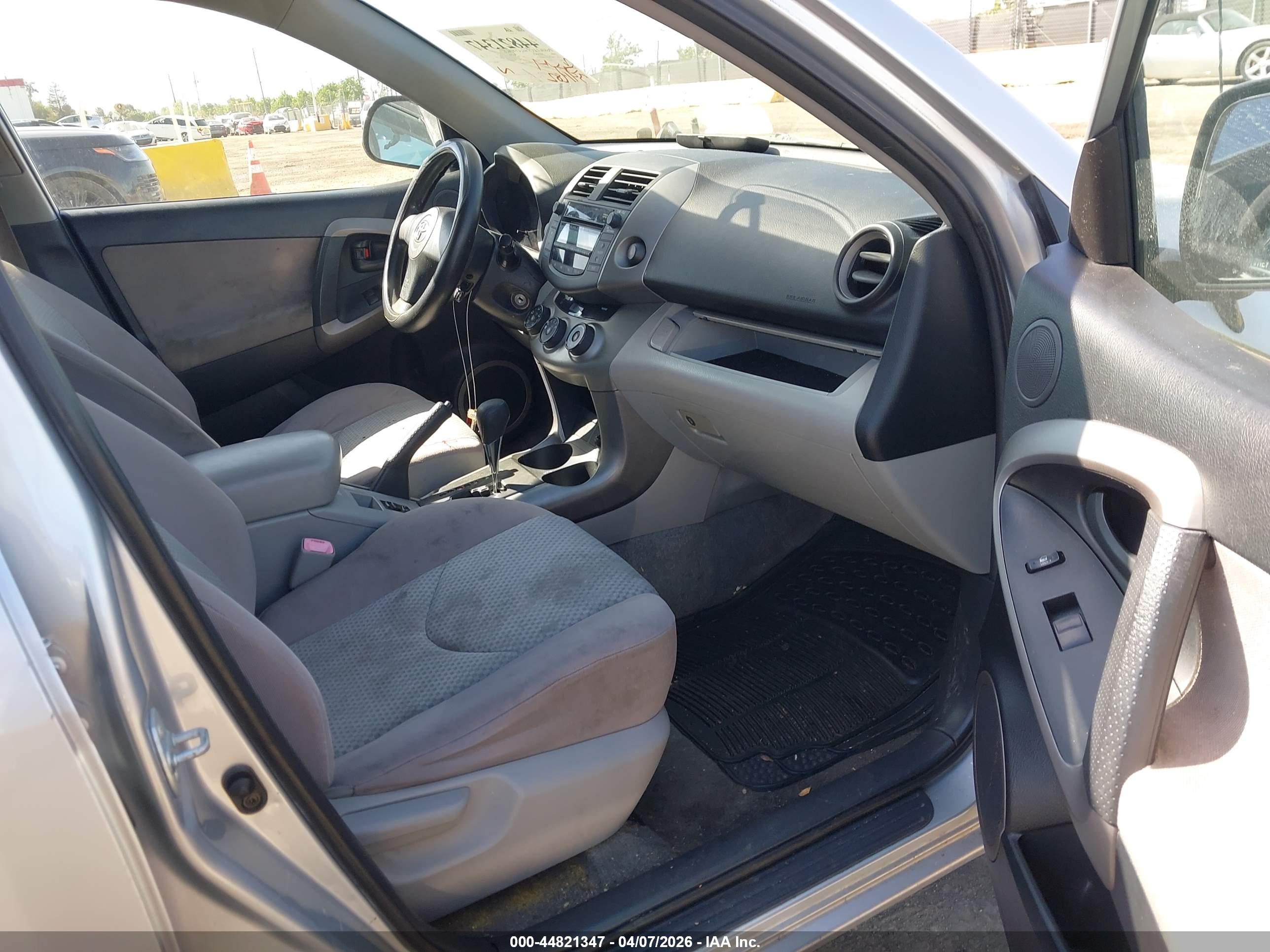 TOYOTA RAV4 image 5