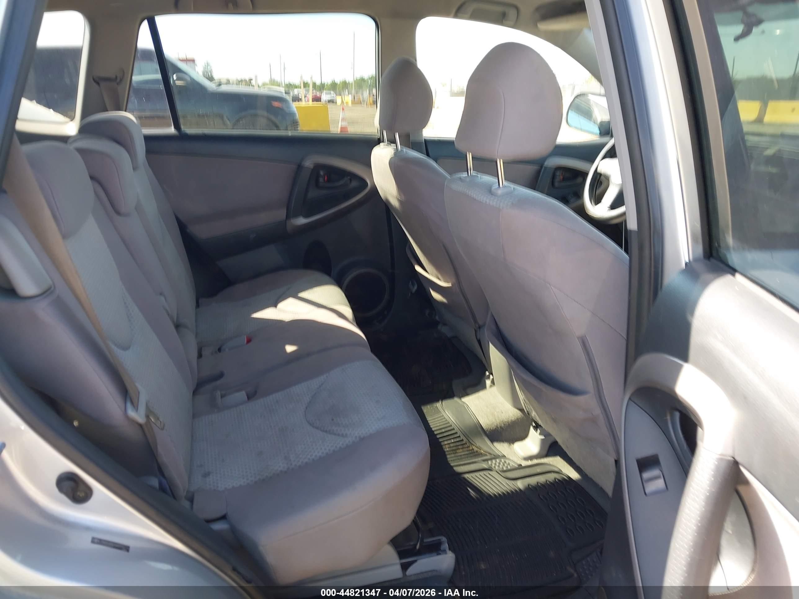 TOYOTA RAV4 image 8