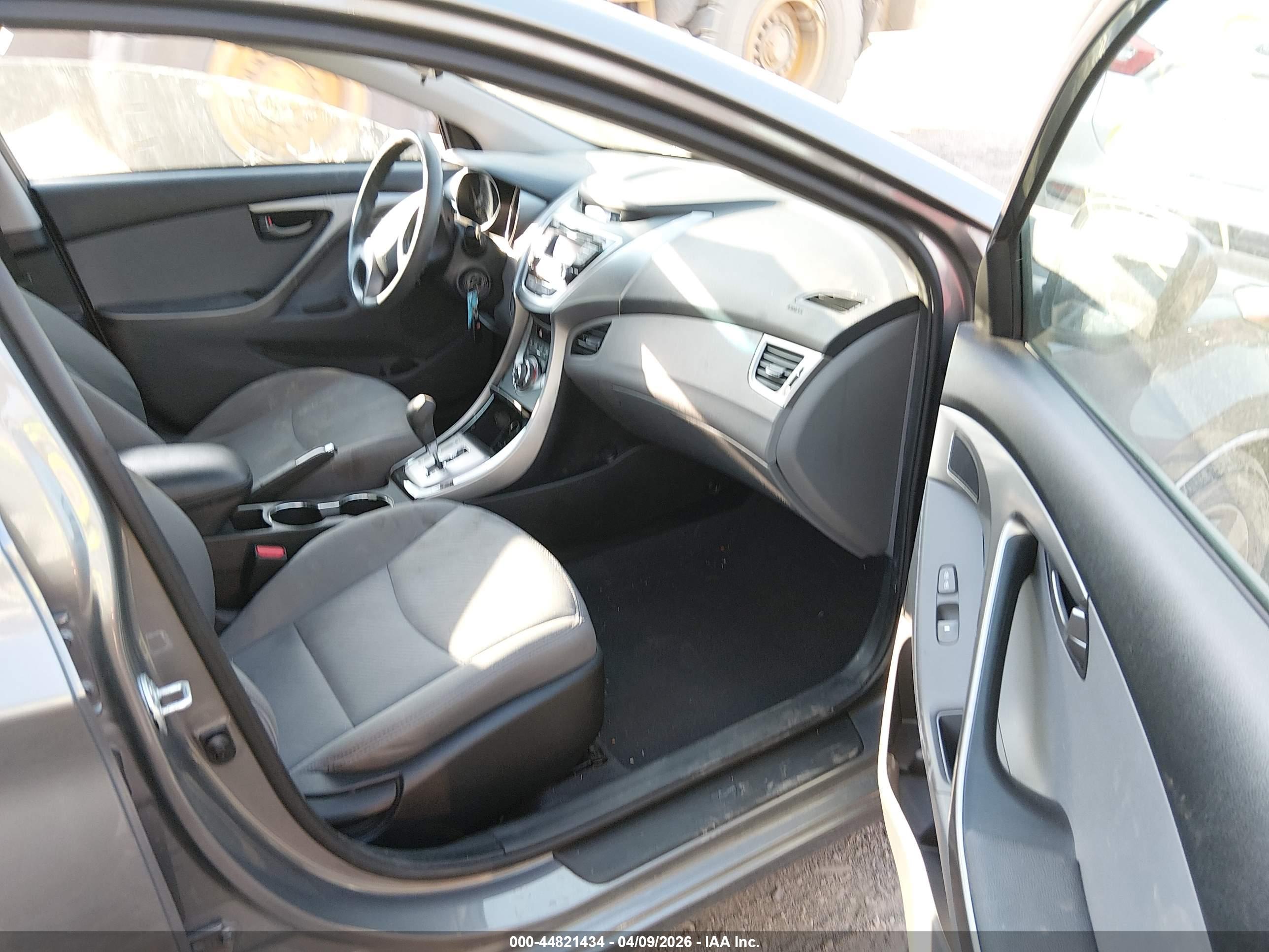 HYUNDAI ELANTRA image 5