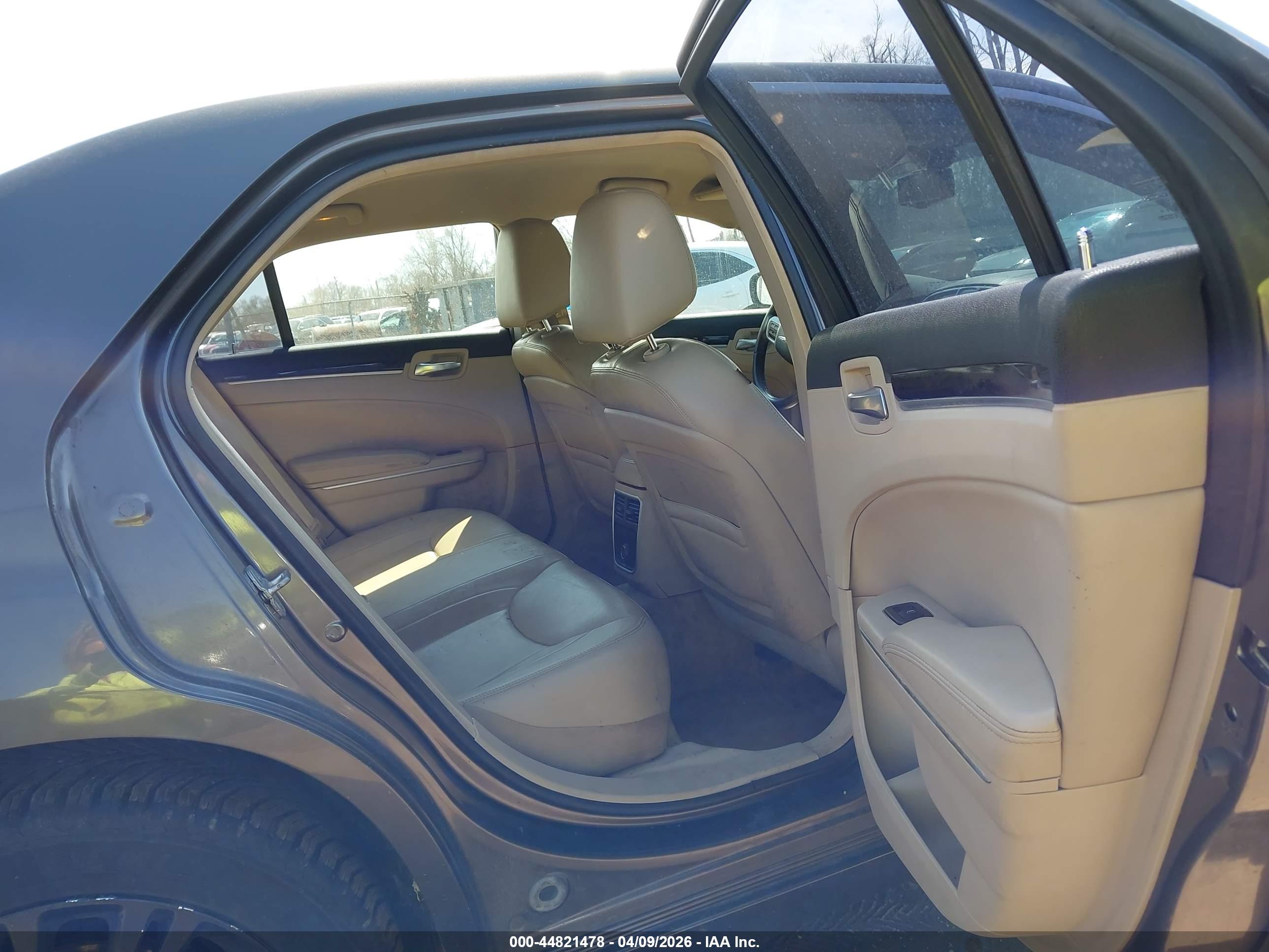 CHRYSLER 300 image 8