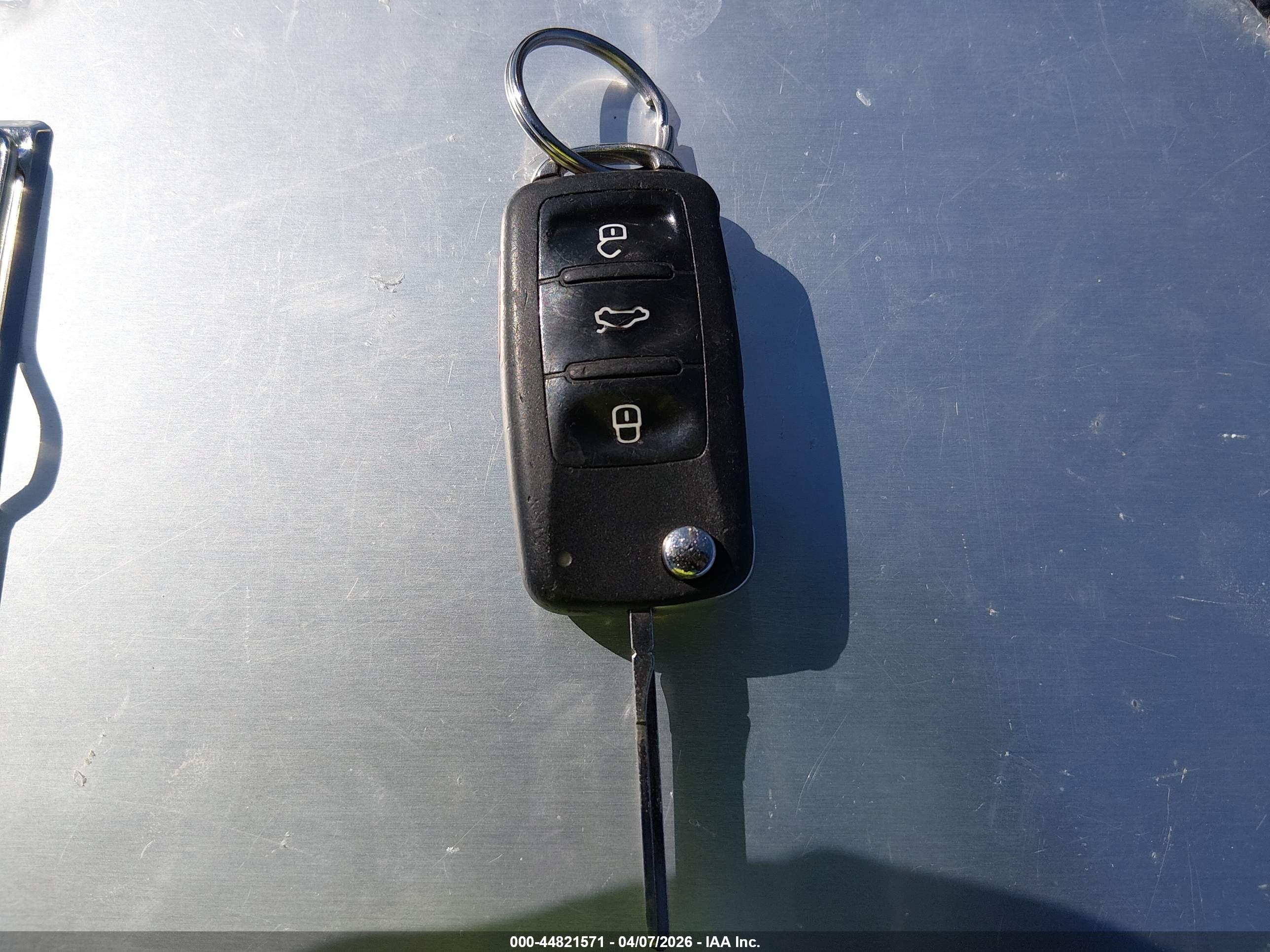 VOLKSWAGEN BEETLE image 11