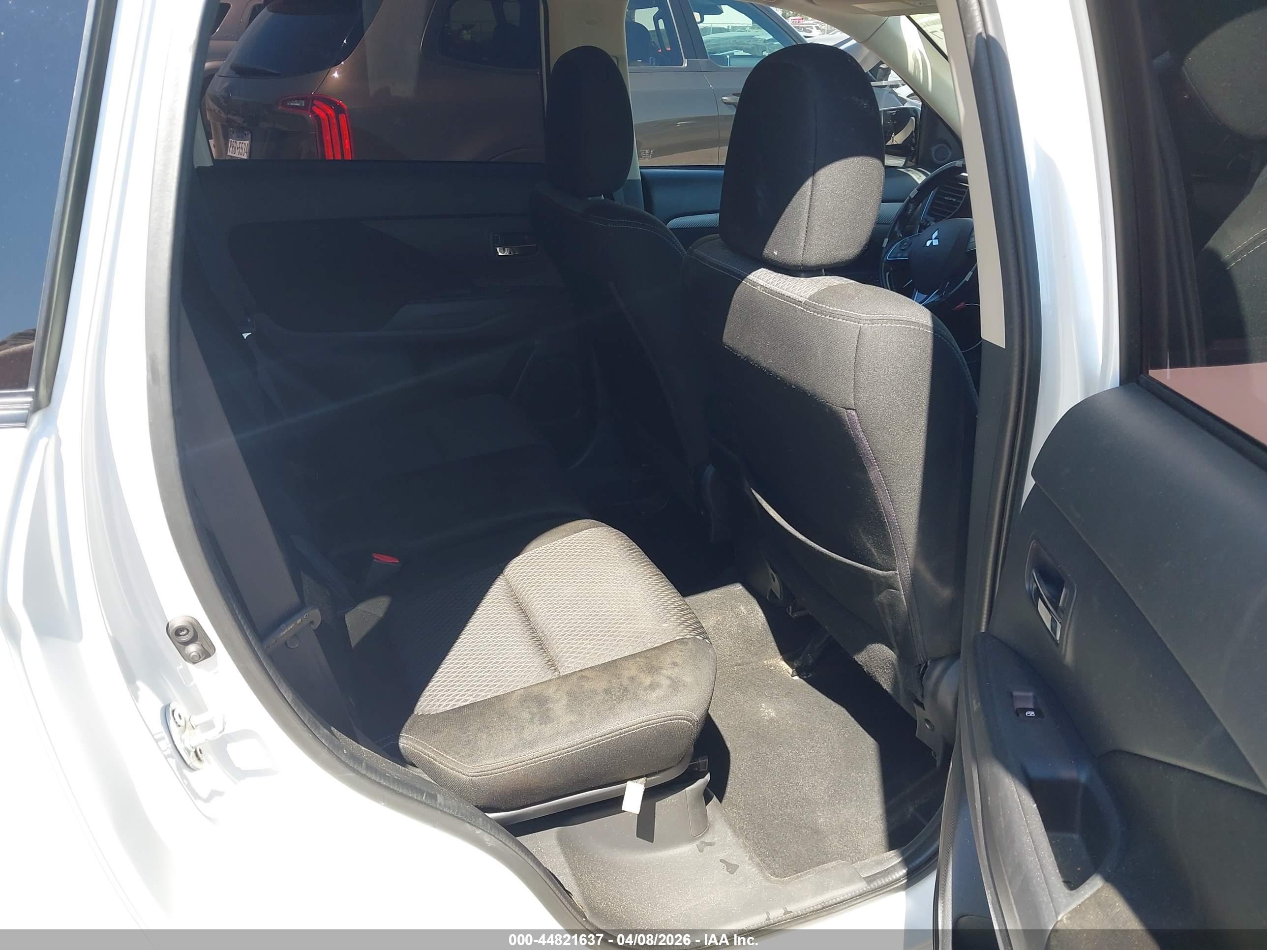 MITSUBISHI OUTLANDER image 8