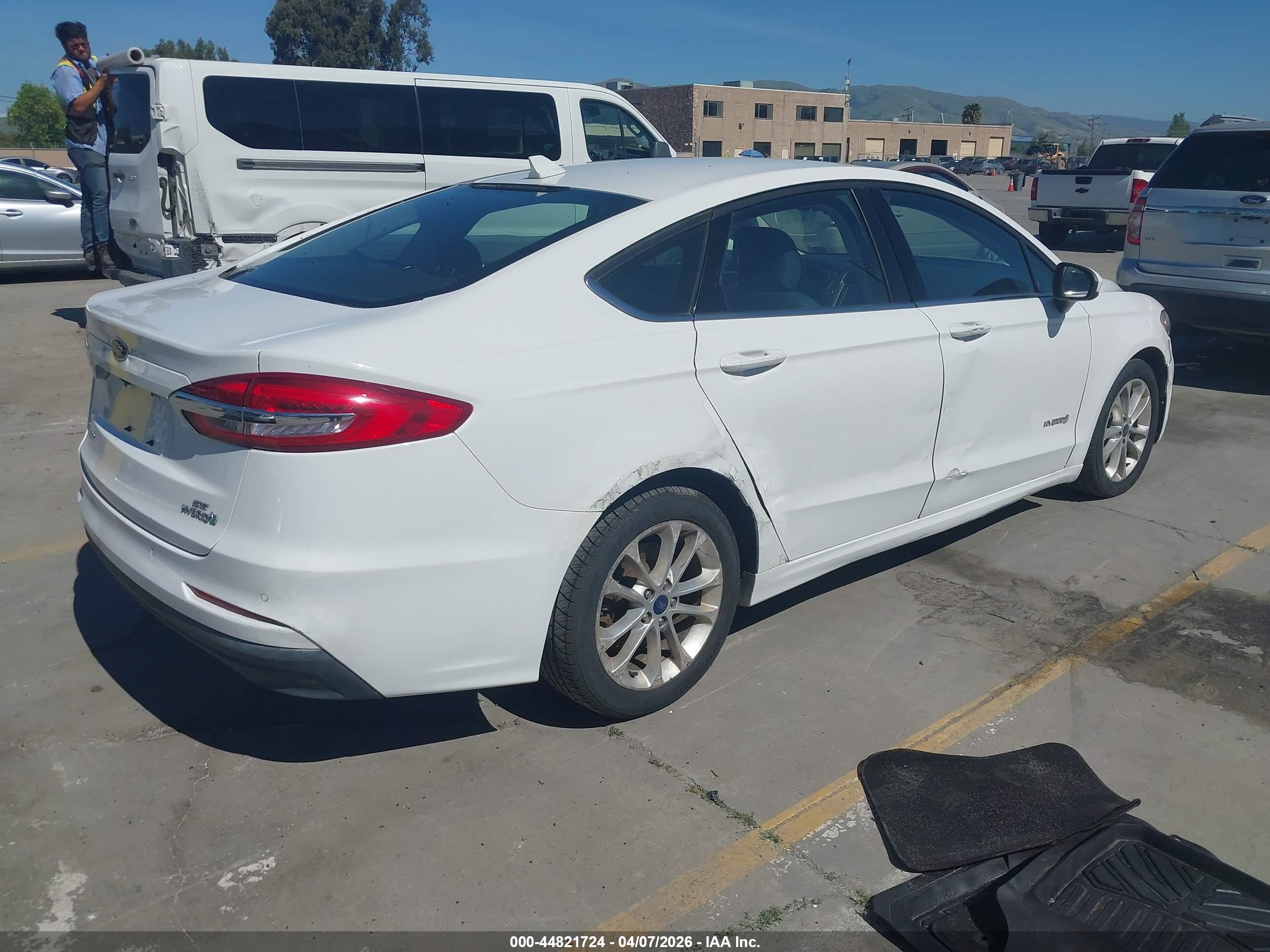 FORD FUSION image 4