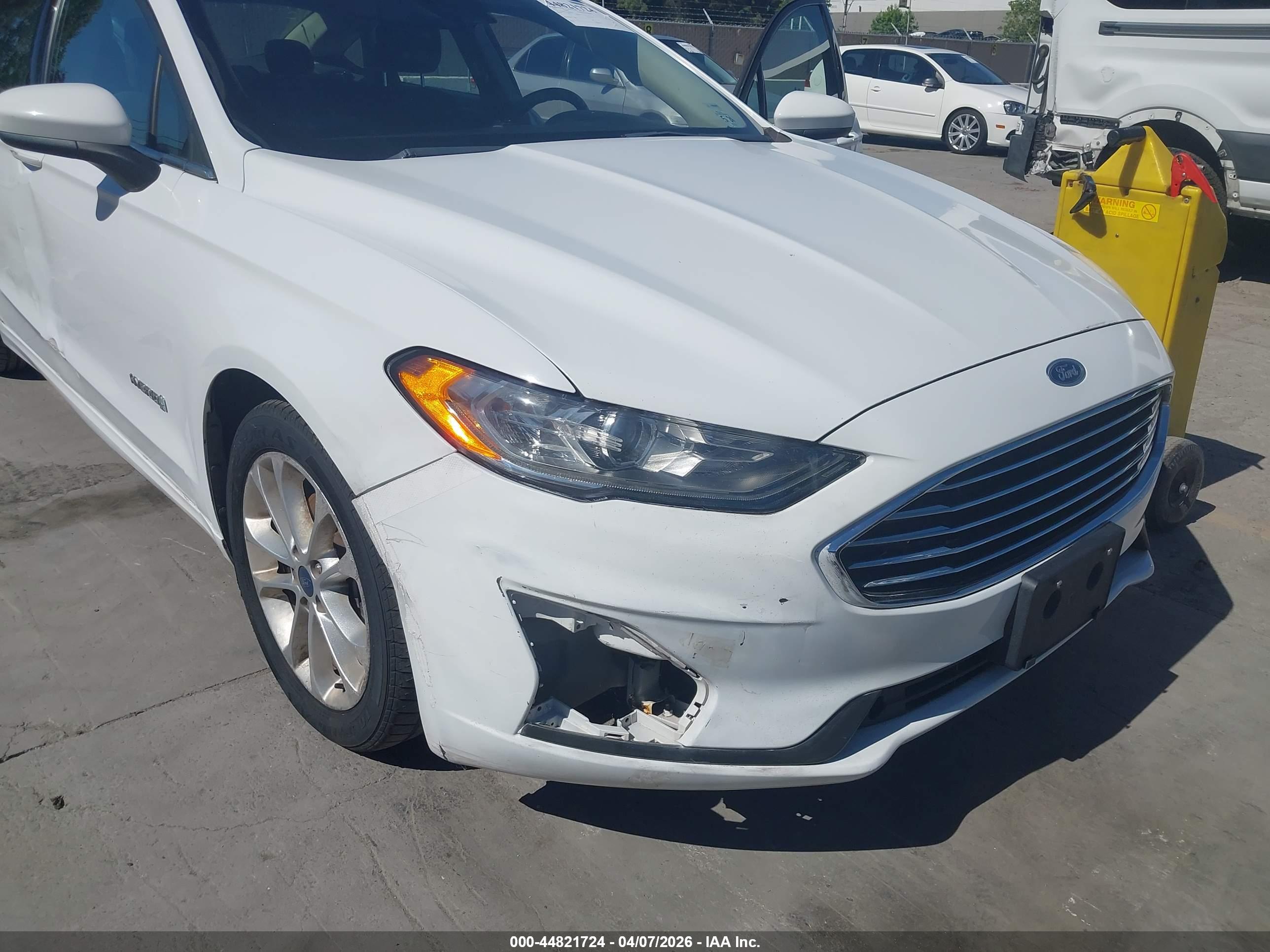 FORD FUSION image 6