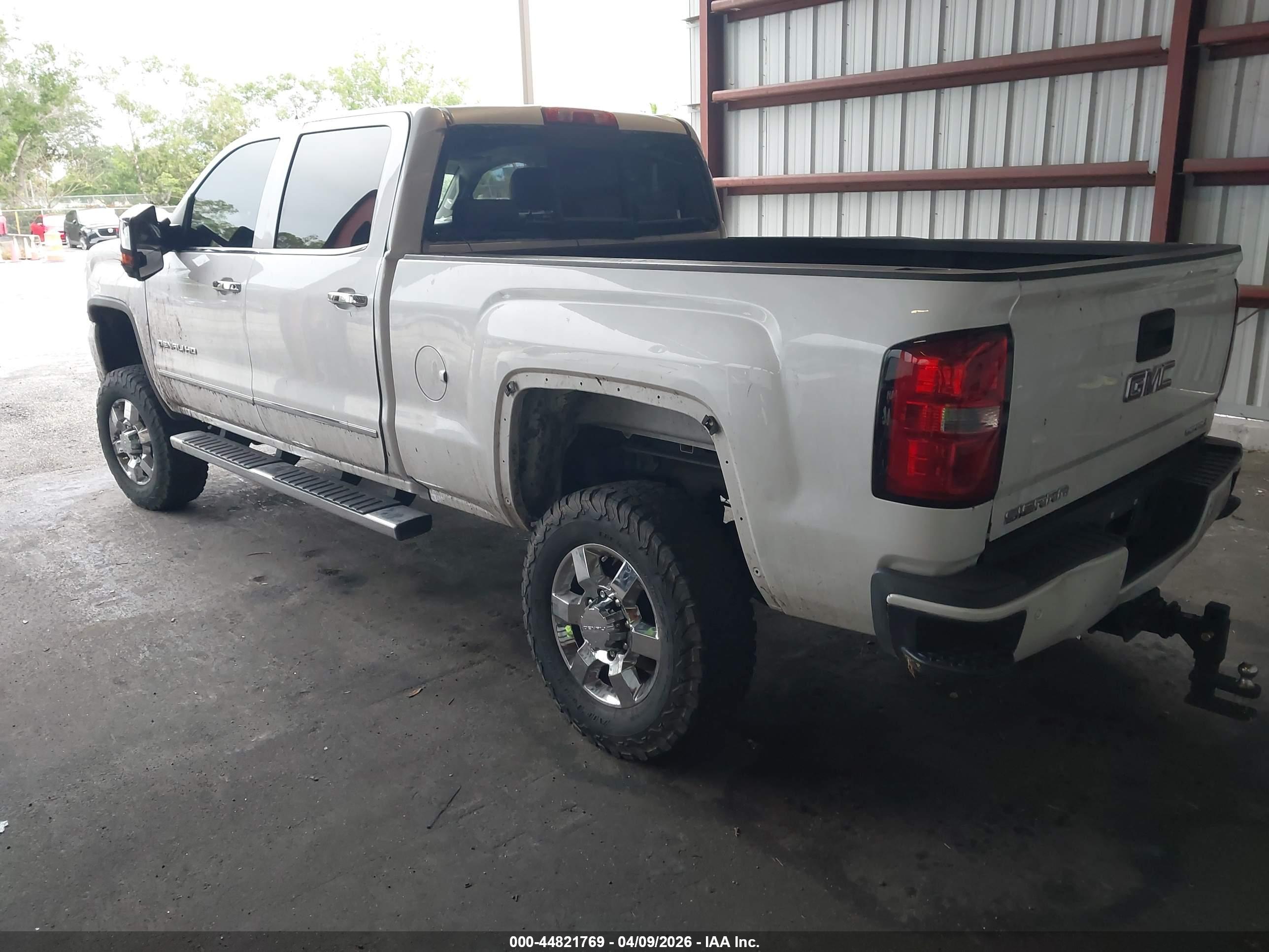 GMC SIERRA image 3
