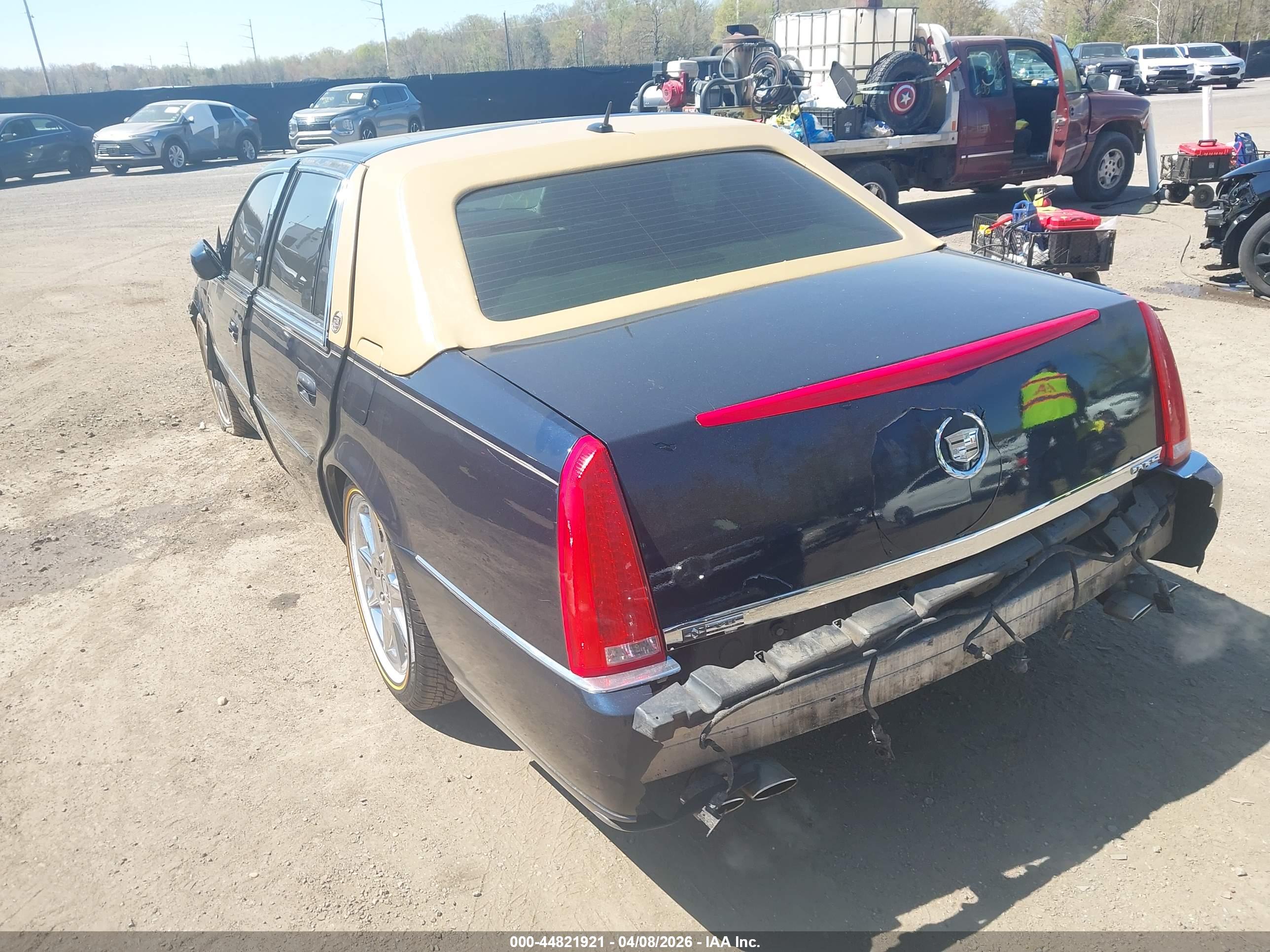 CADILLAC DTS image 3