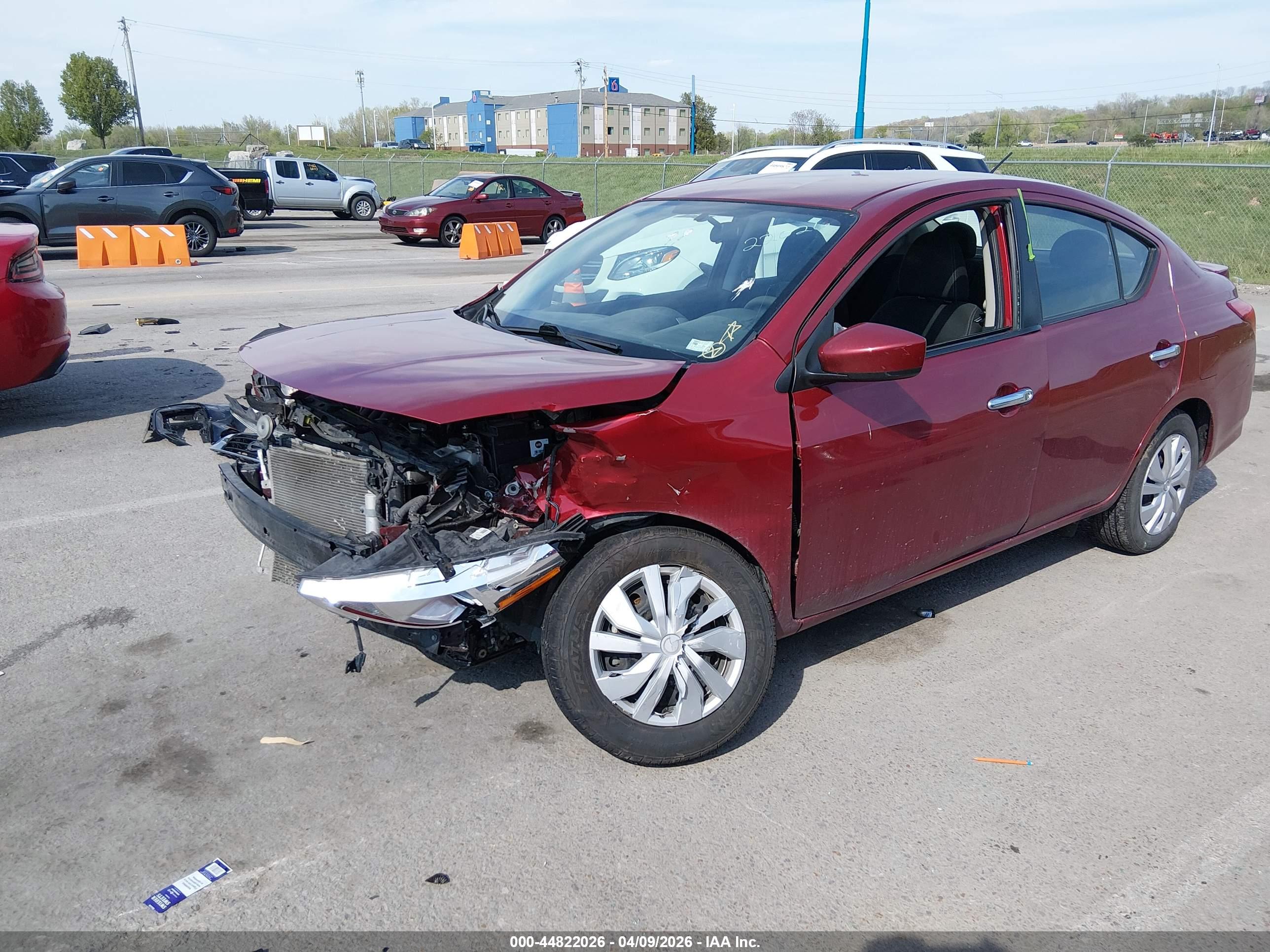 NISSAN VERSA image 2