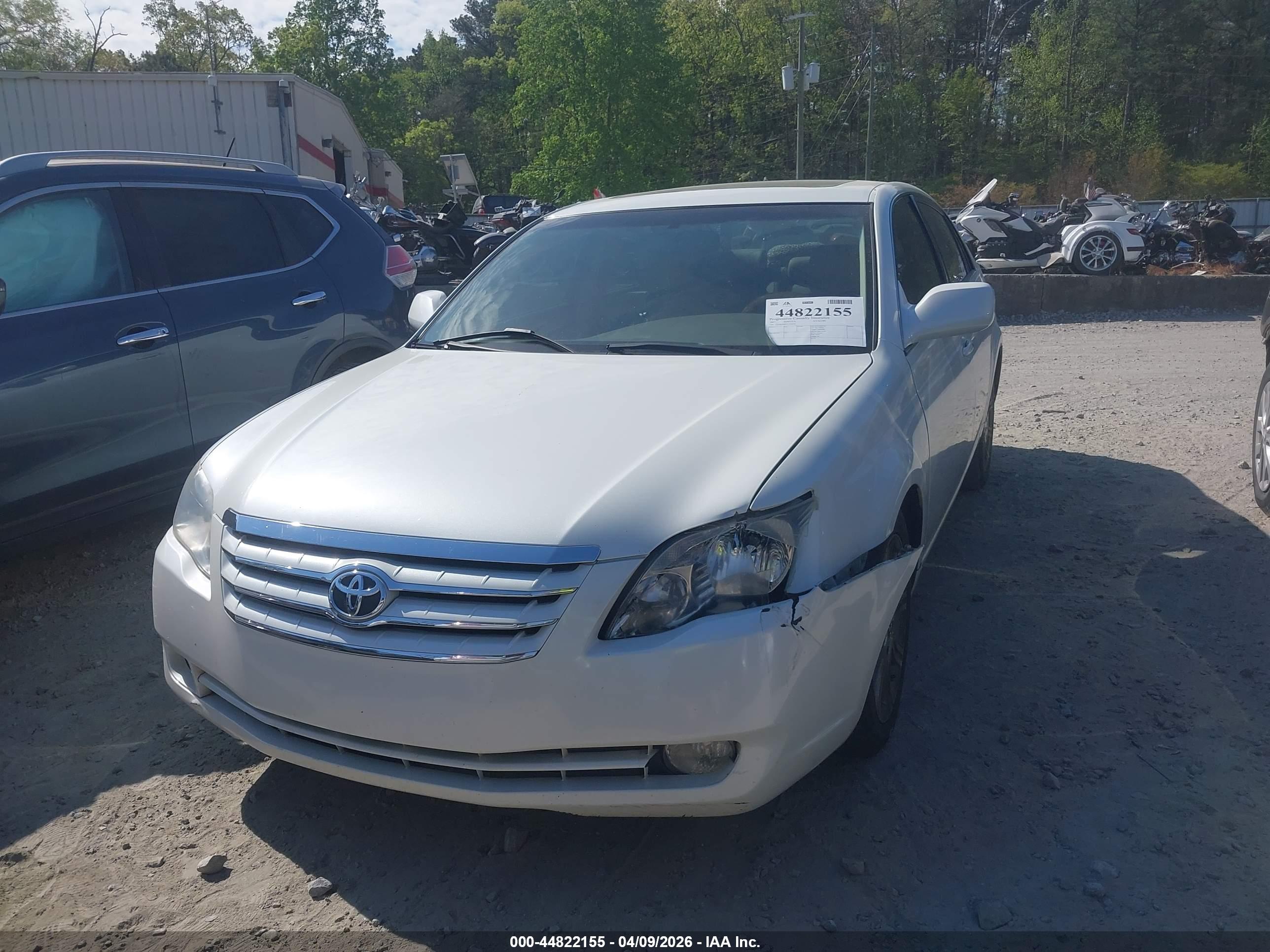 TOYOTA AVALON image 2