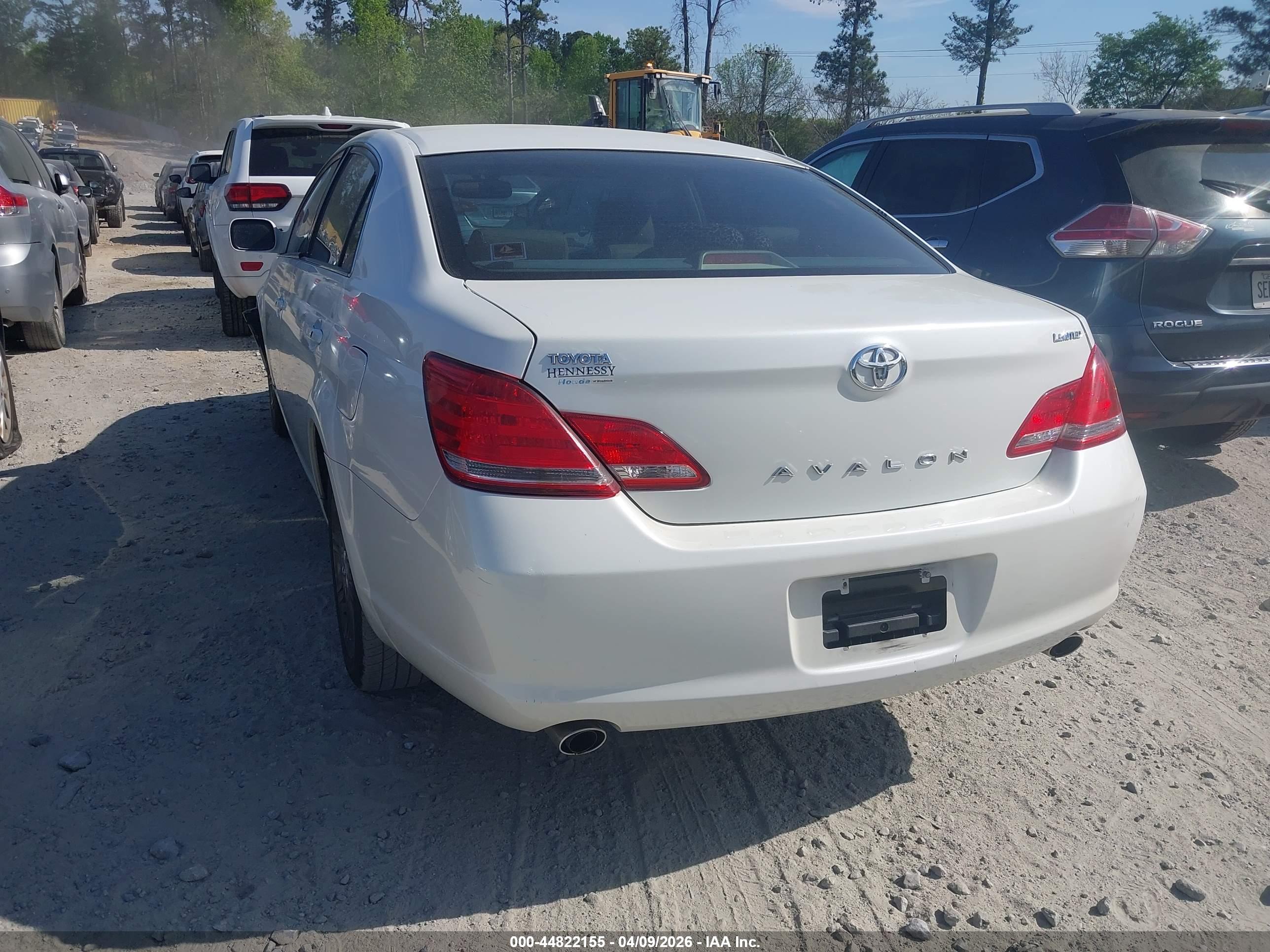 TOYOTA AVALON image 3