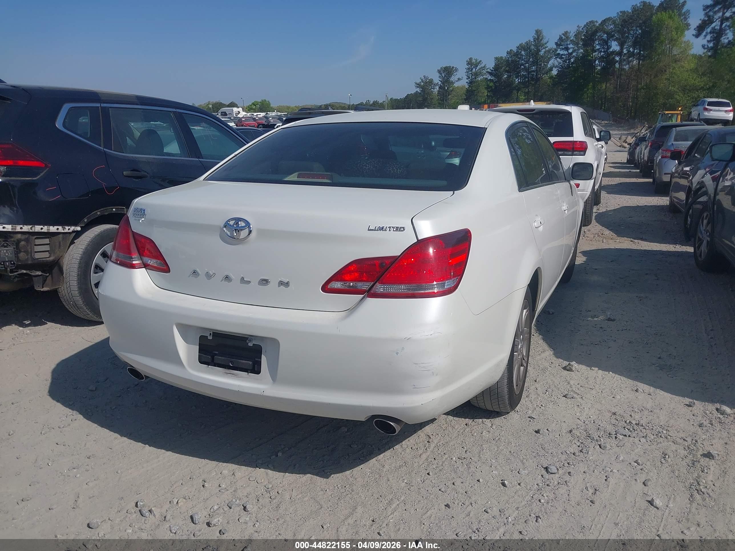 TOYOTA AVALON image 4