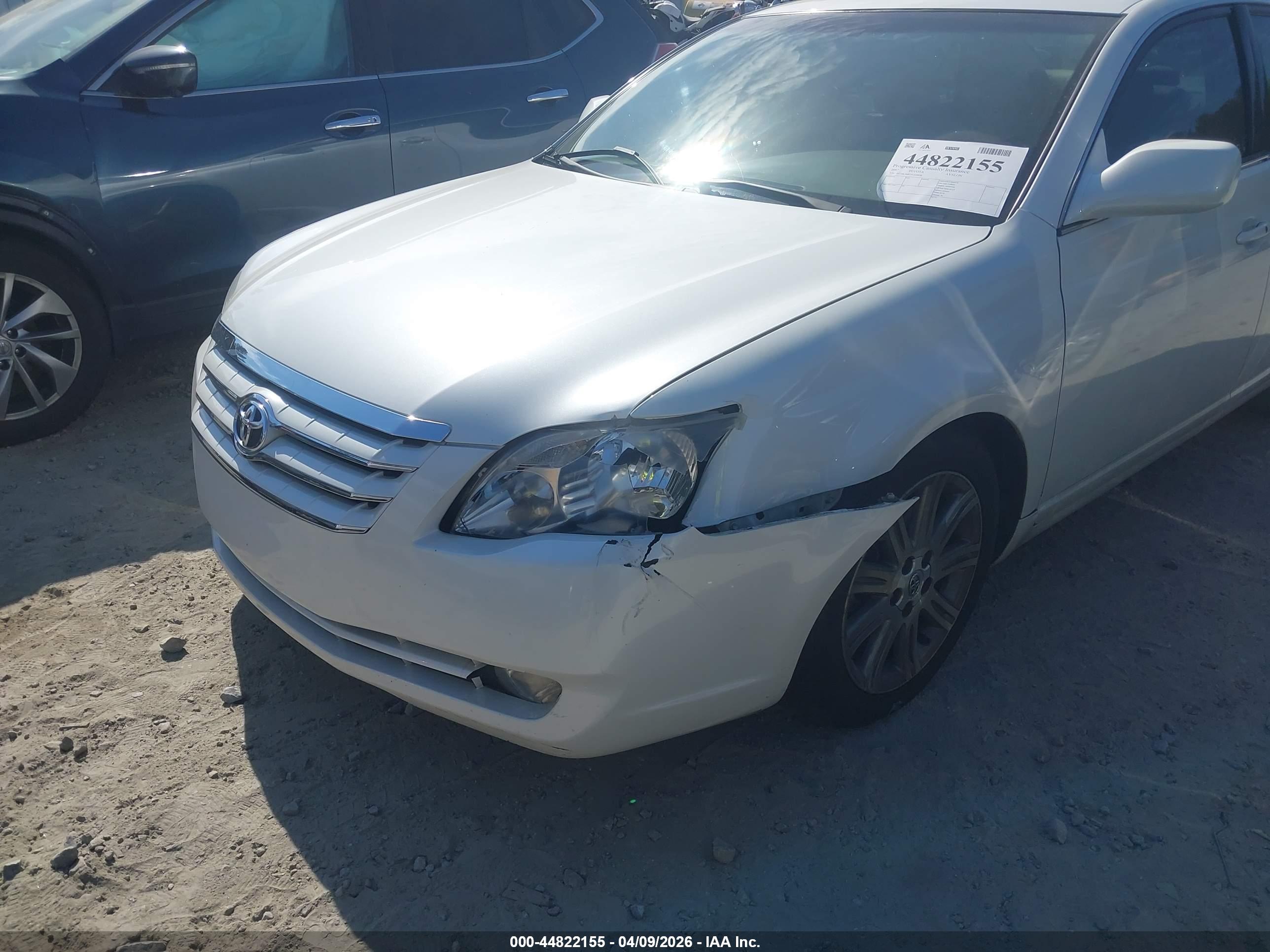 TOYOTA AVALON image 6