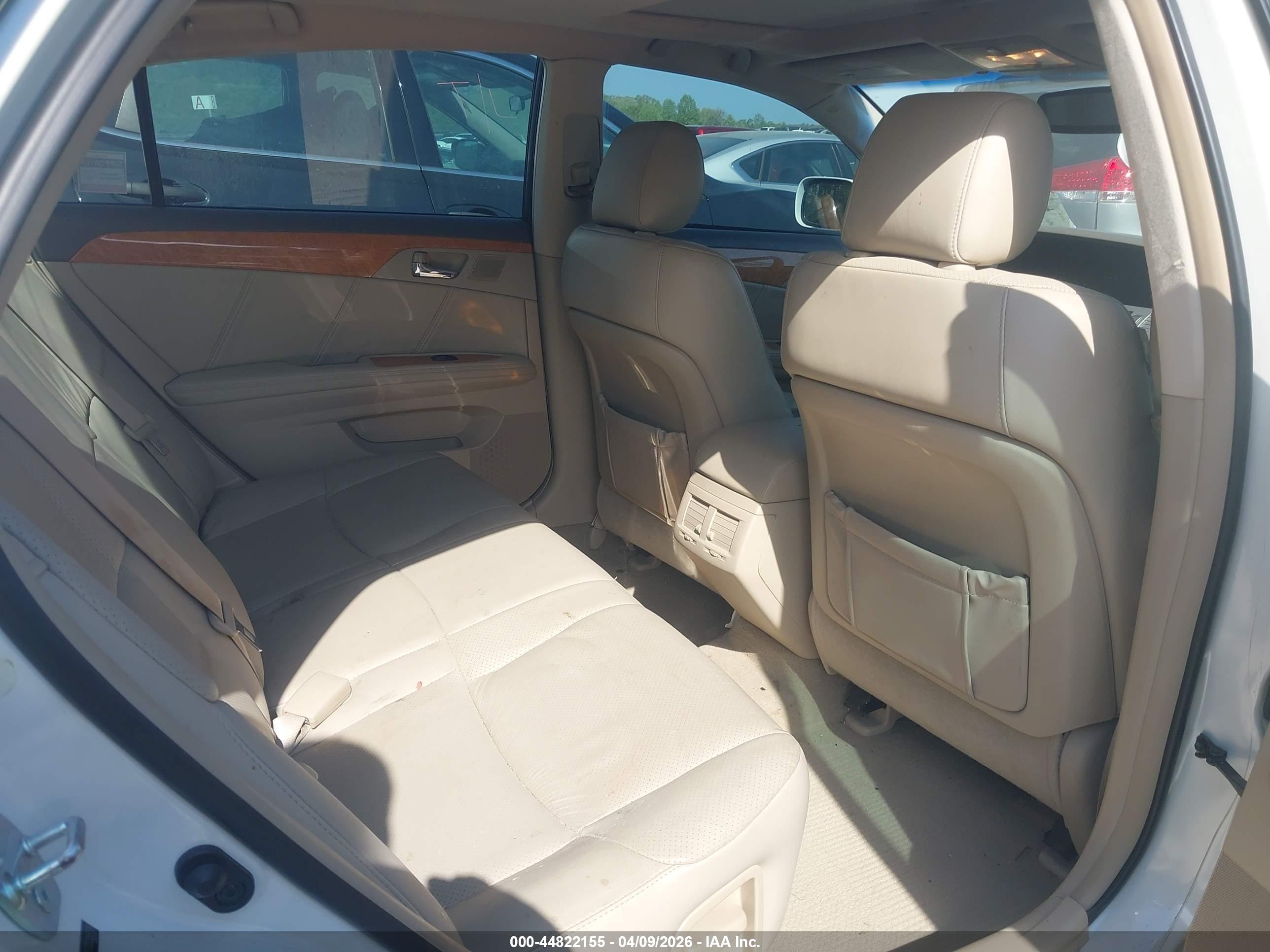 TOYOTA AVALON image 8