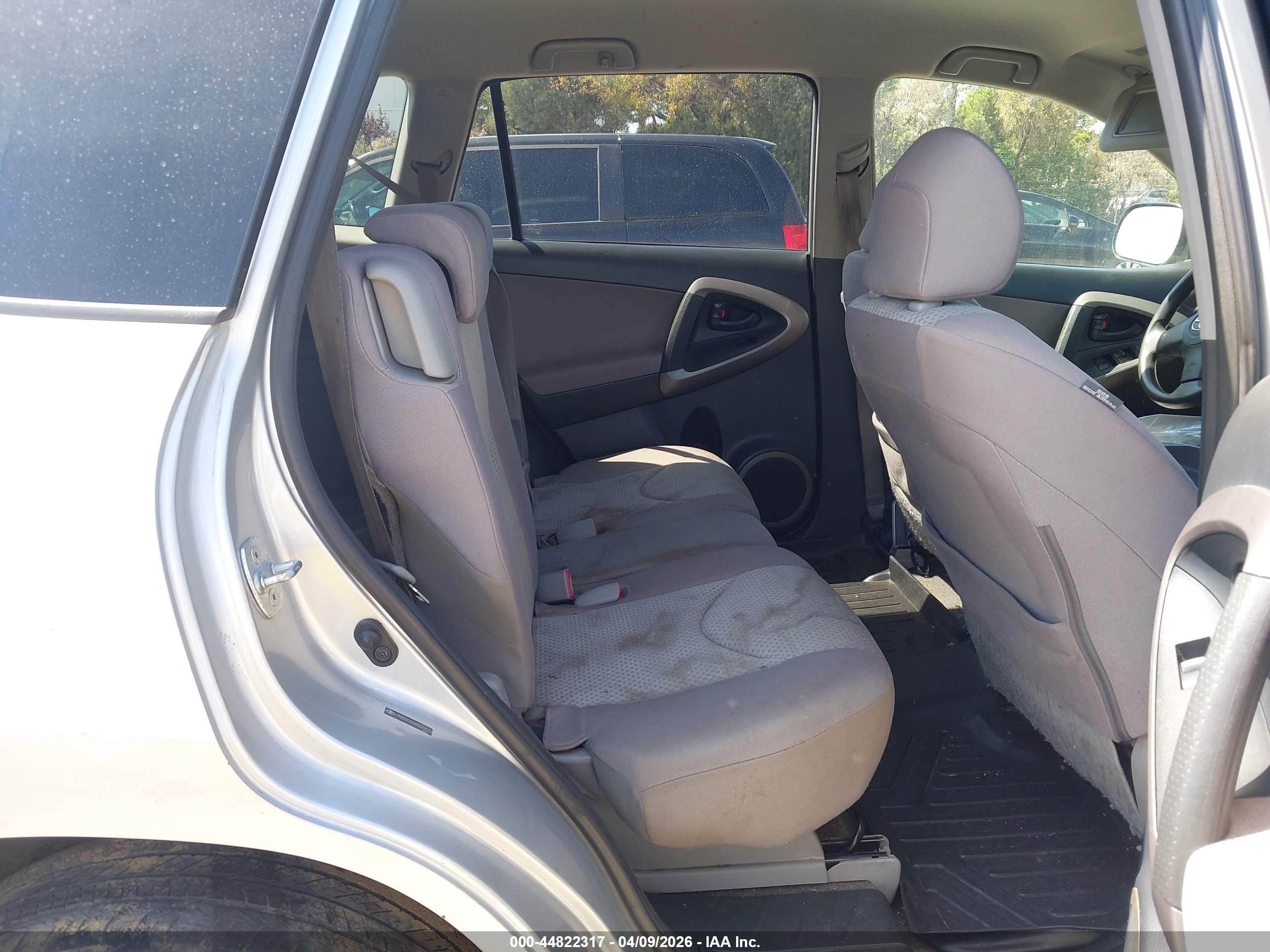 TOYOTA RAV4 image 8
