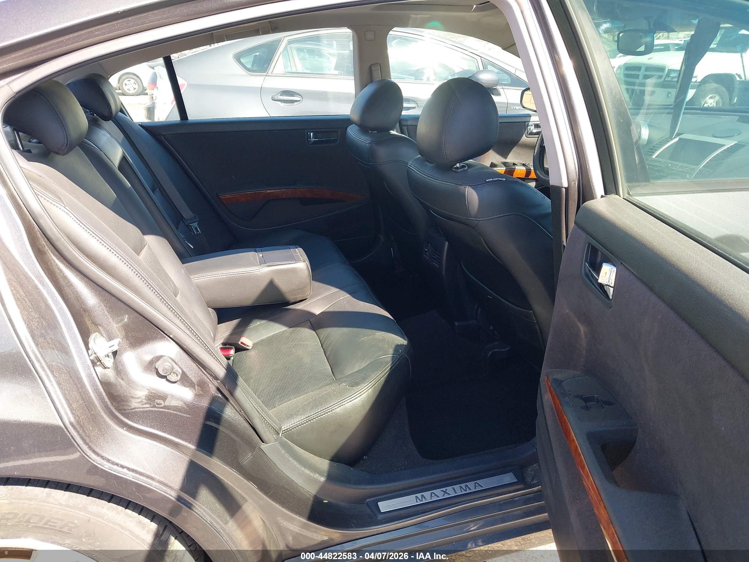 NISSAN MAXIMA image 8