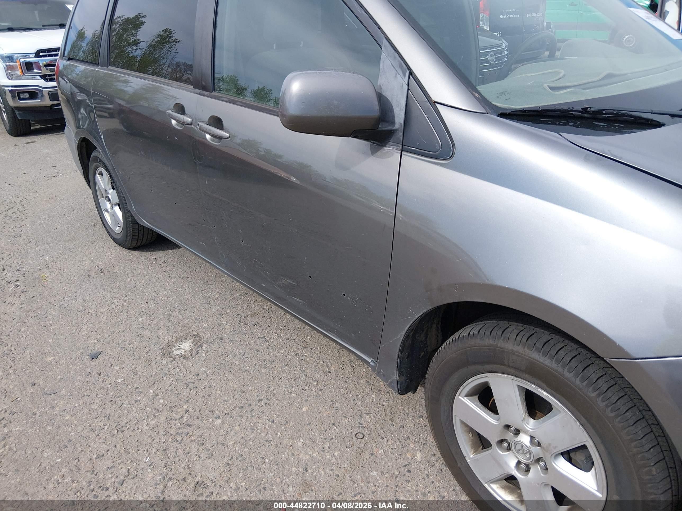 TOYOTA SIENNA image 6