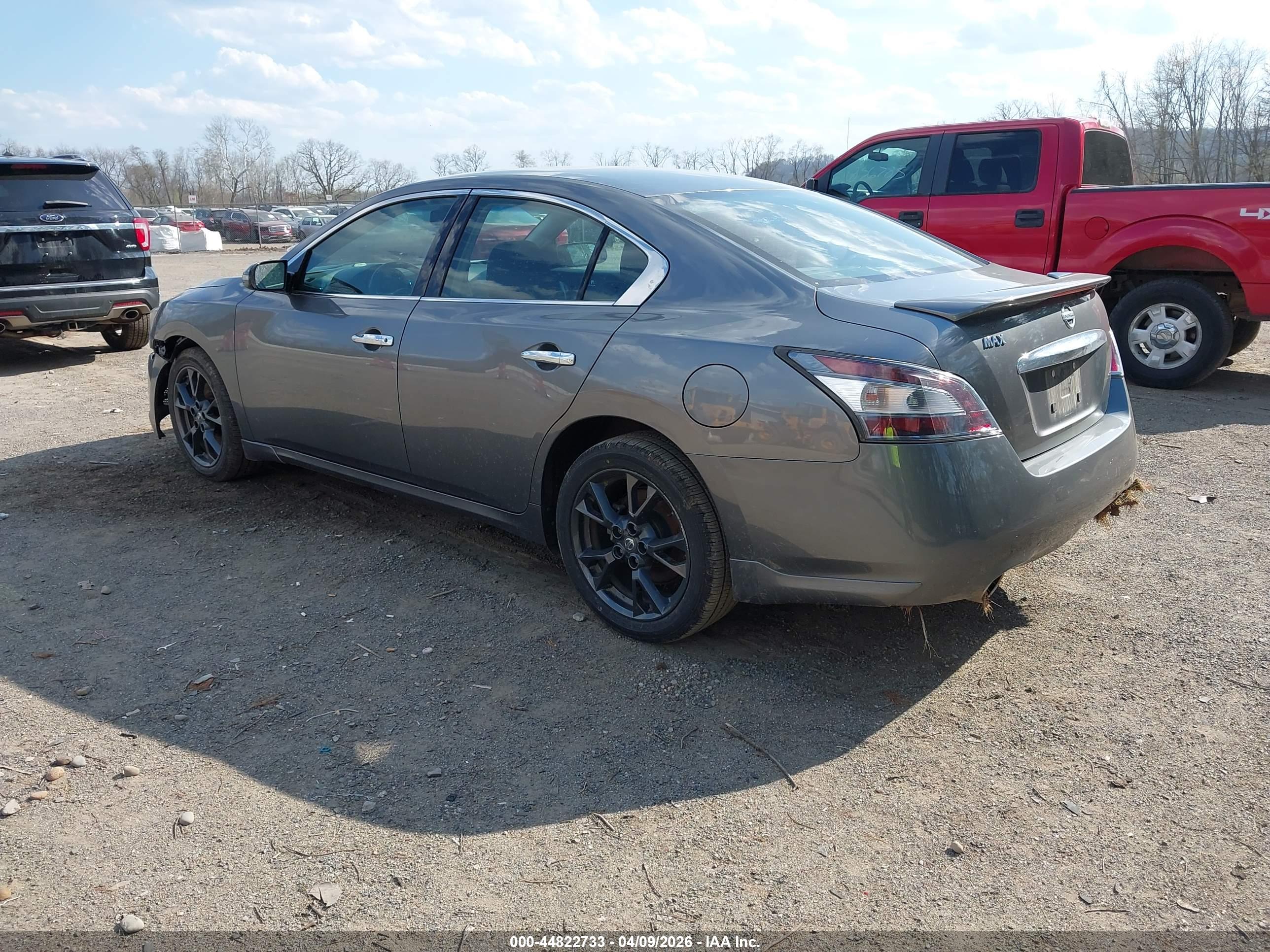 NISSAN MAXIMA image 3