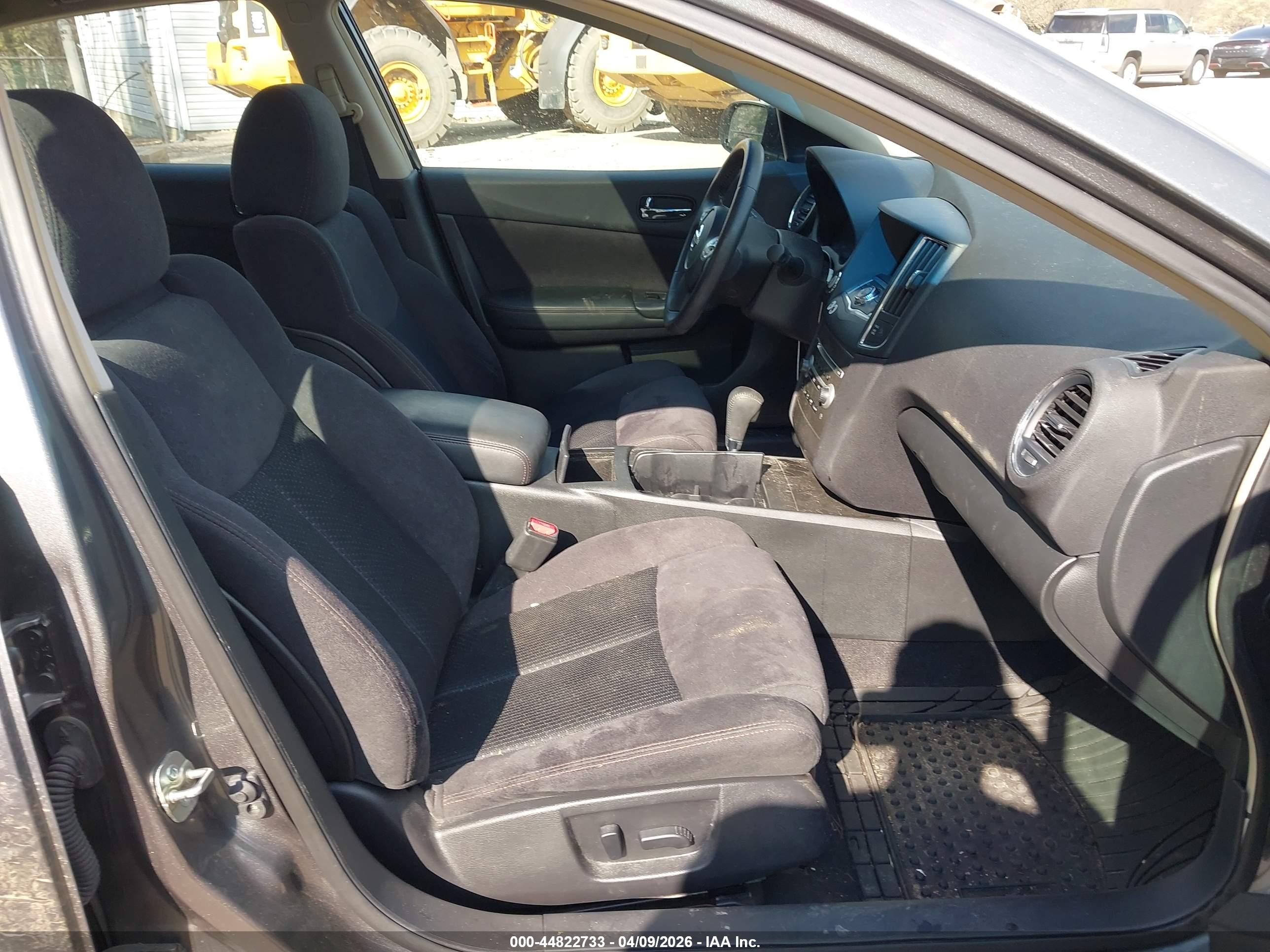 NISSAN MAXIMA image 5
