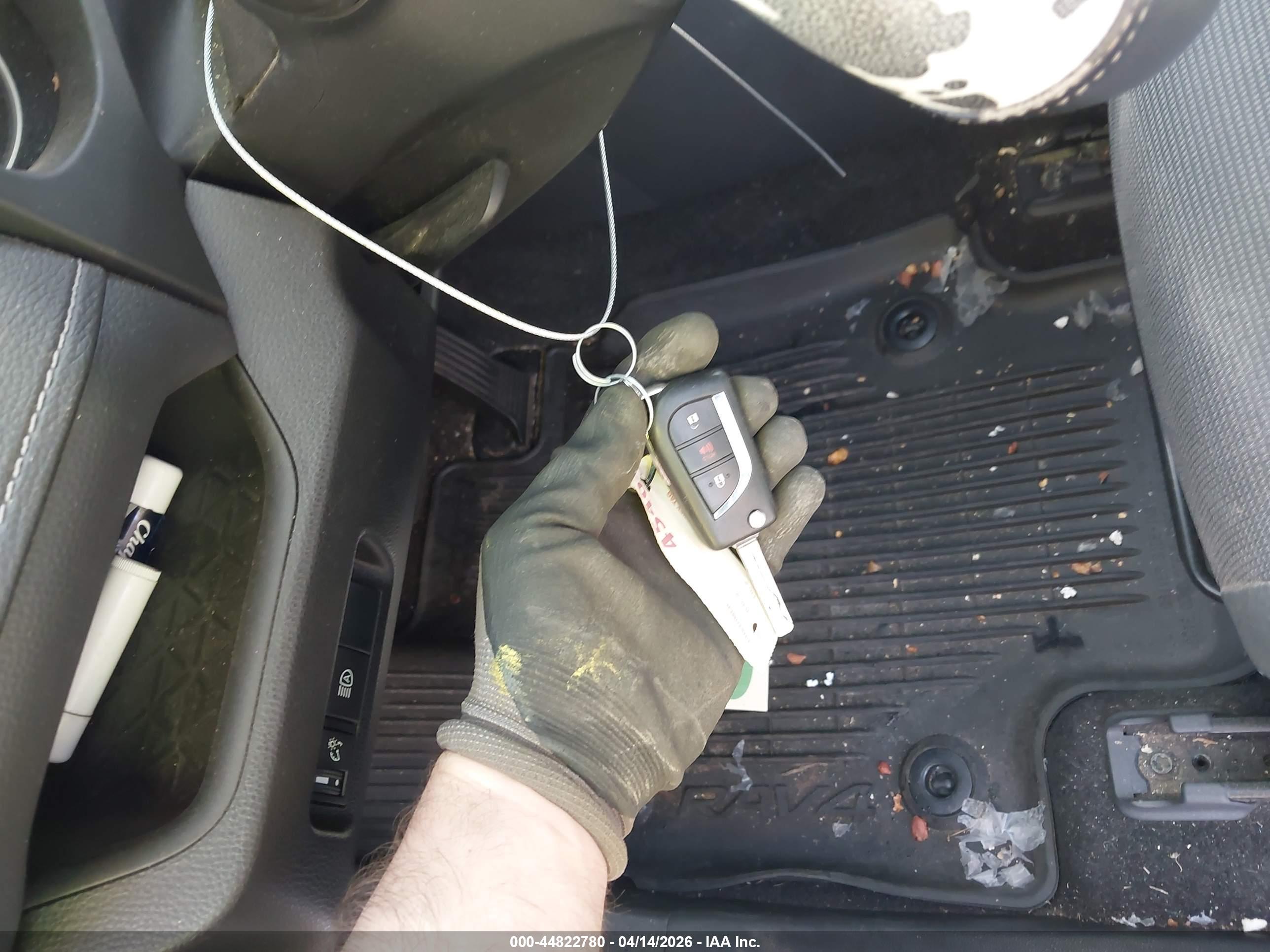TOYOTA RAV4 image 11