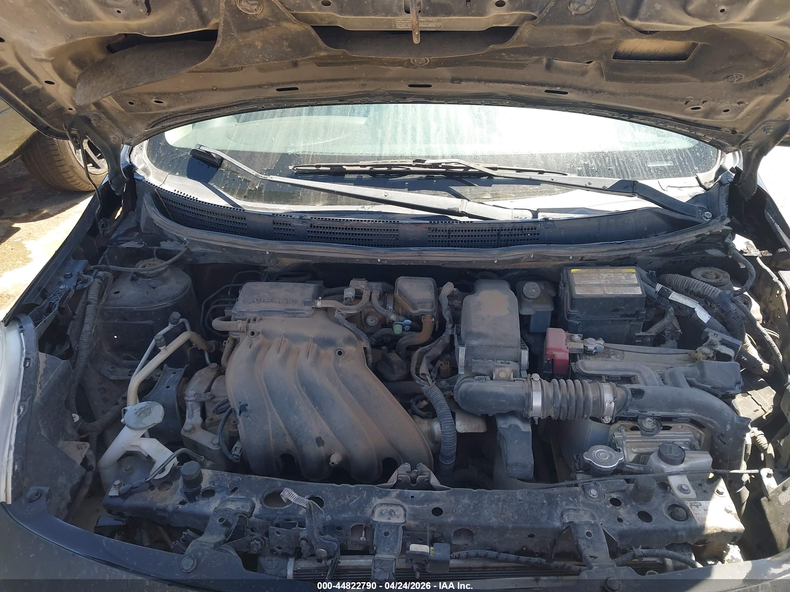 NISSAN VERSA image 10