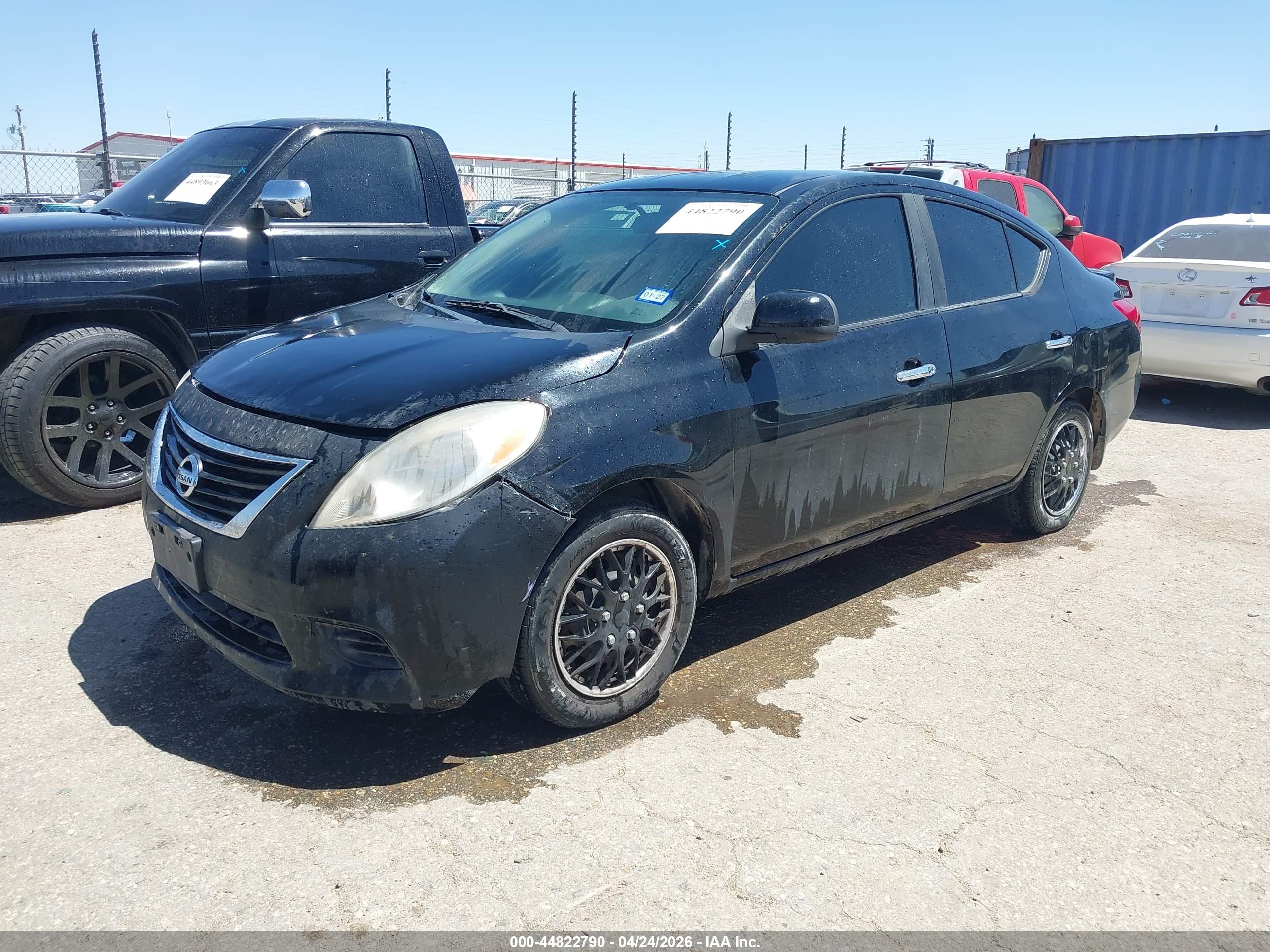 NISSAN VERSA image 2