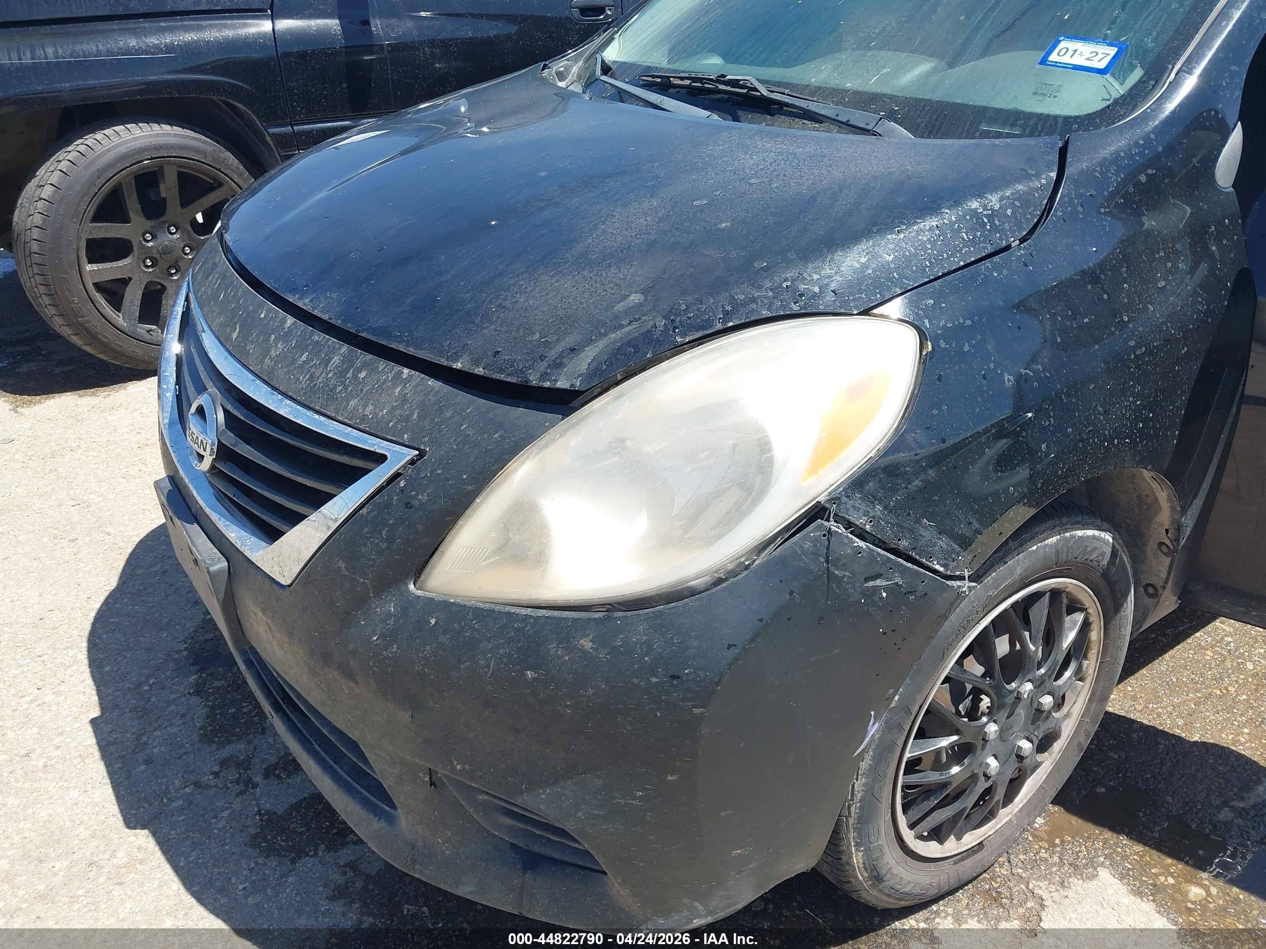 NISSAN VERSA image 6