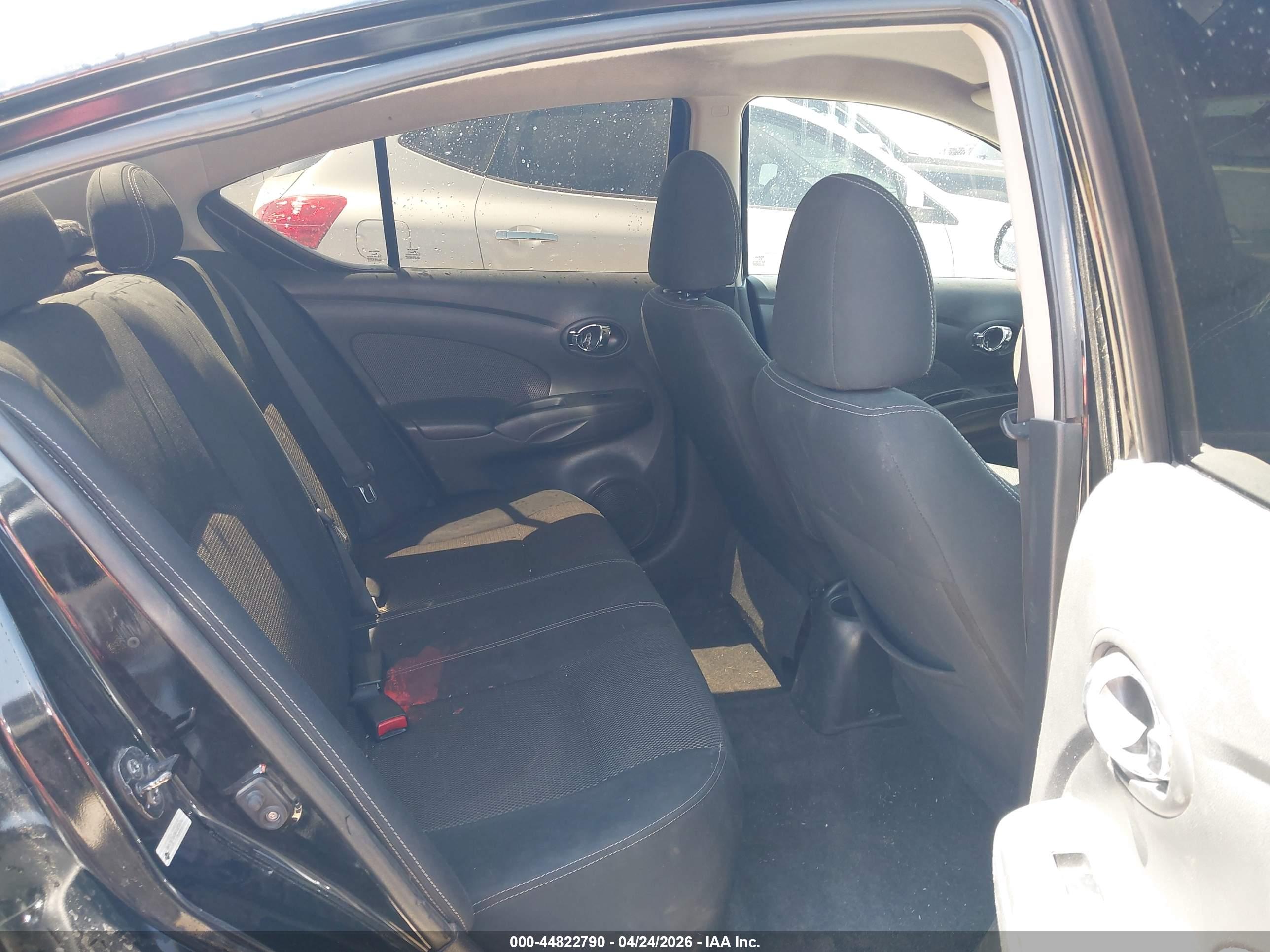 NISSAN VERSA image 8