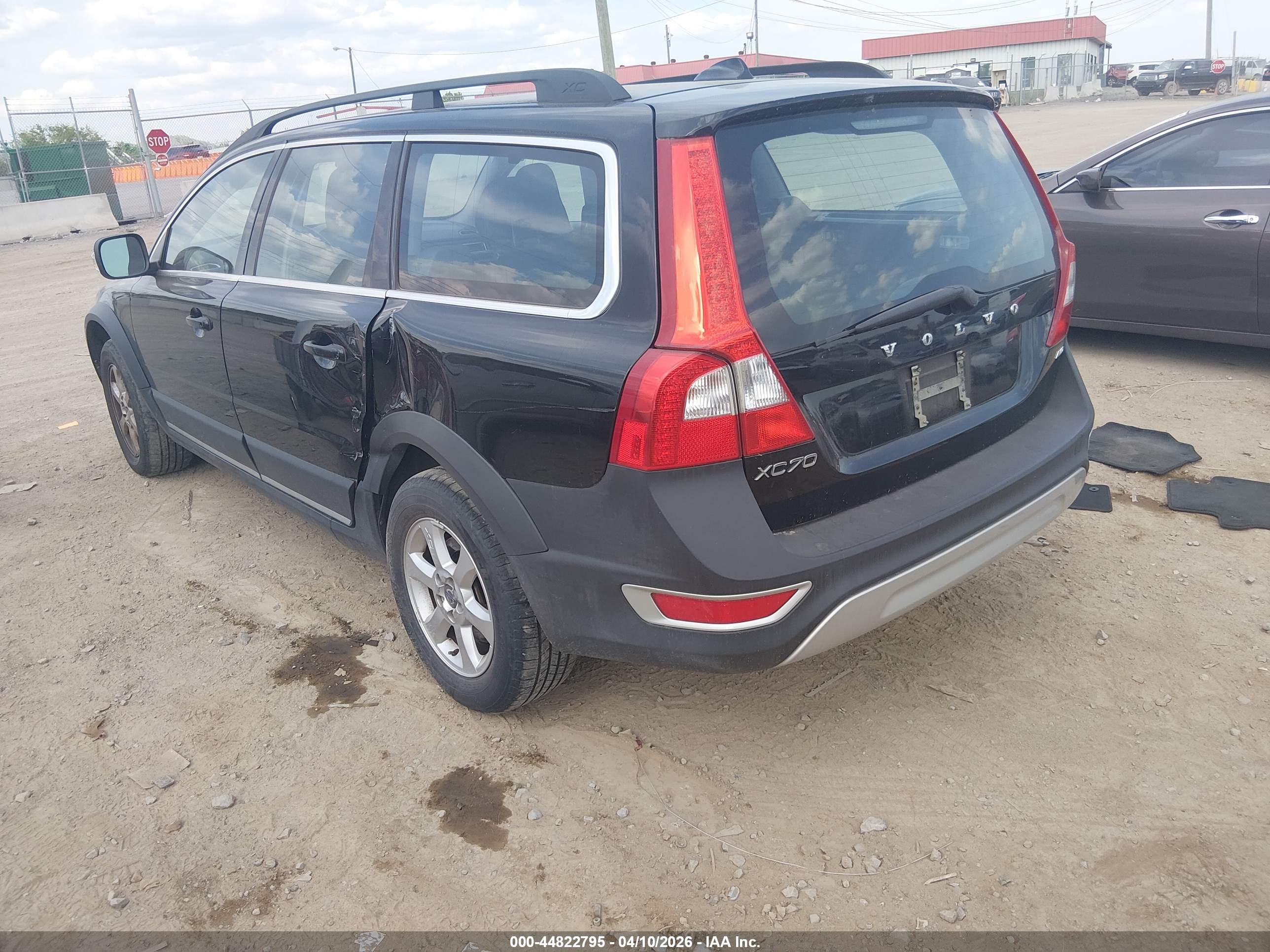 VOLVO XC70 image 3