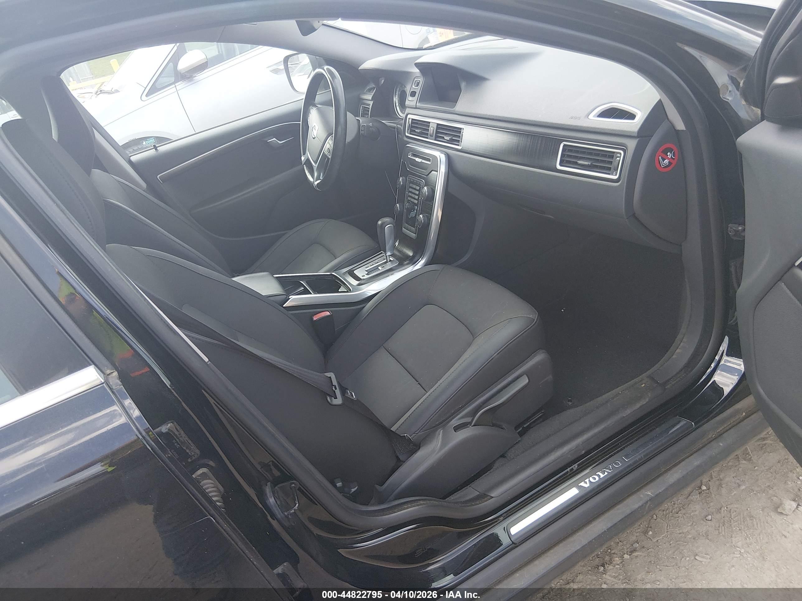 VOLVO XC70 image 5