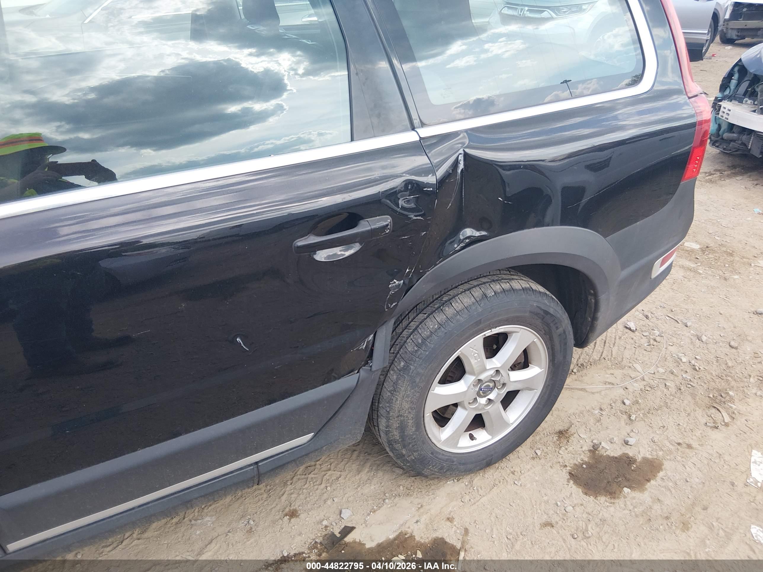 VOLVO XC70 image 6