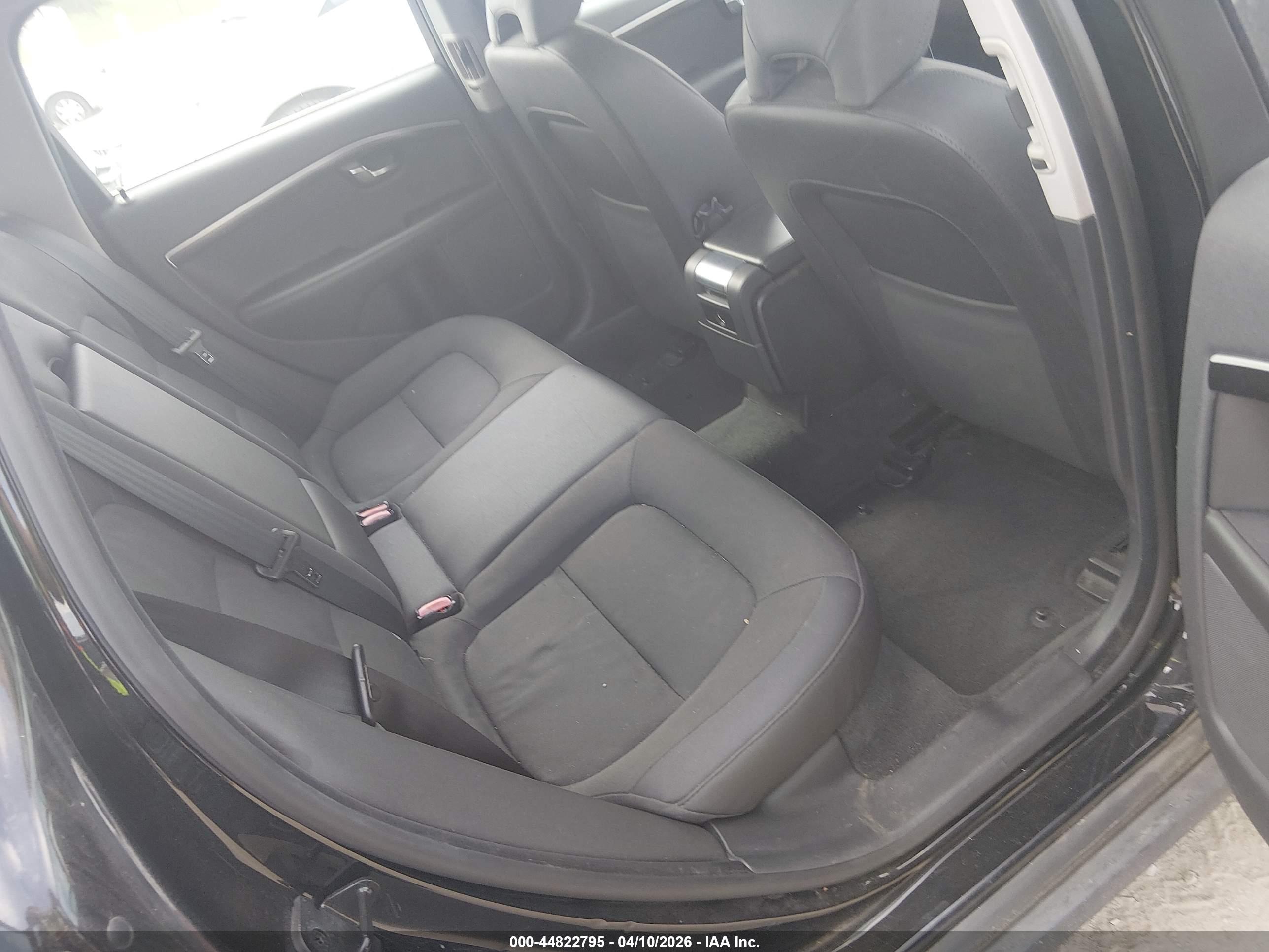 VOLVO XC70 image 8