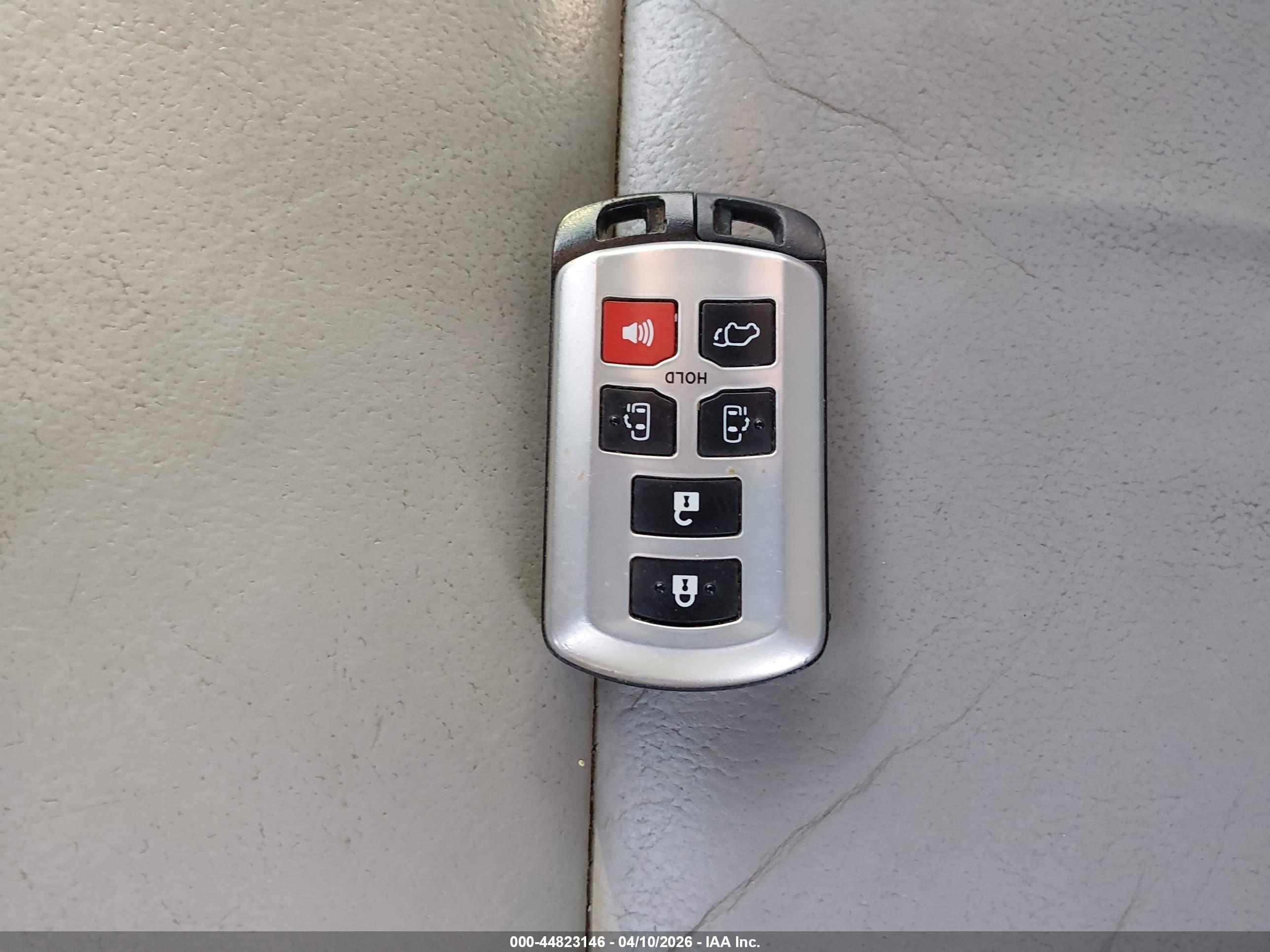 TOYOTA SIENNA image 11