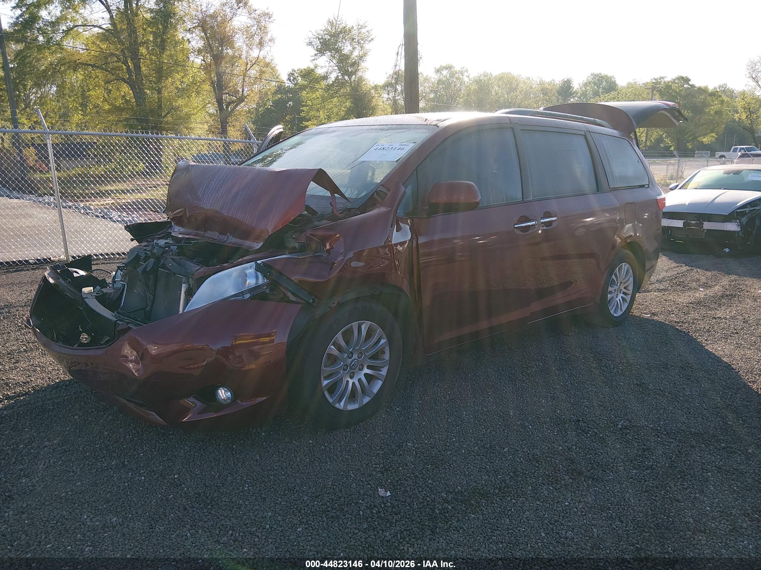 TOYOTA SIENNA image 2